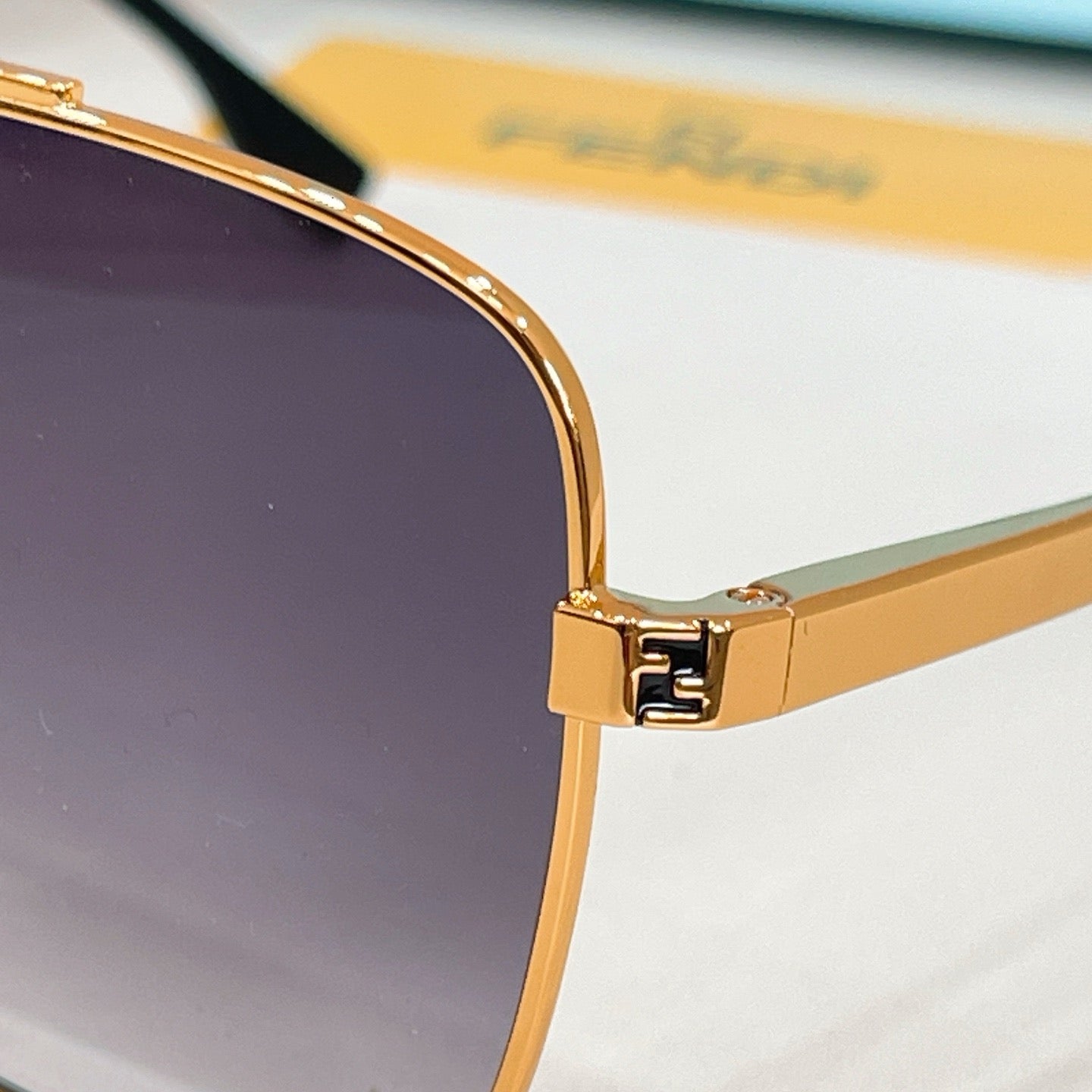 Mehrfarbige Sonnenbrille
