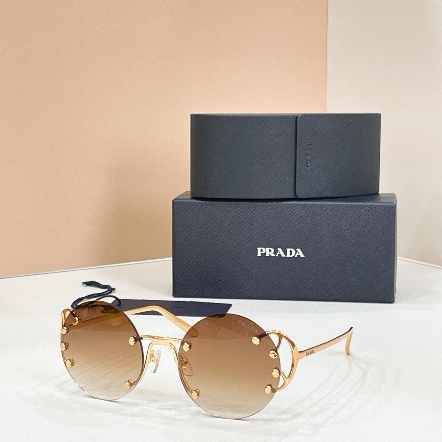 Mehrfarbige Sonnenbrille
