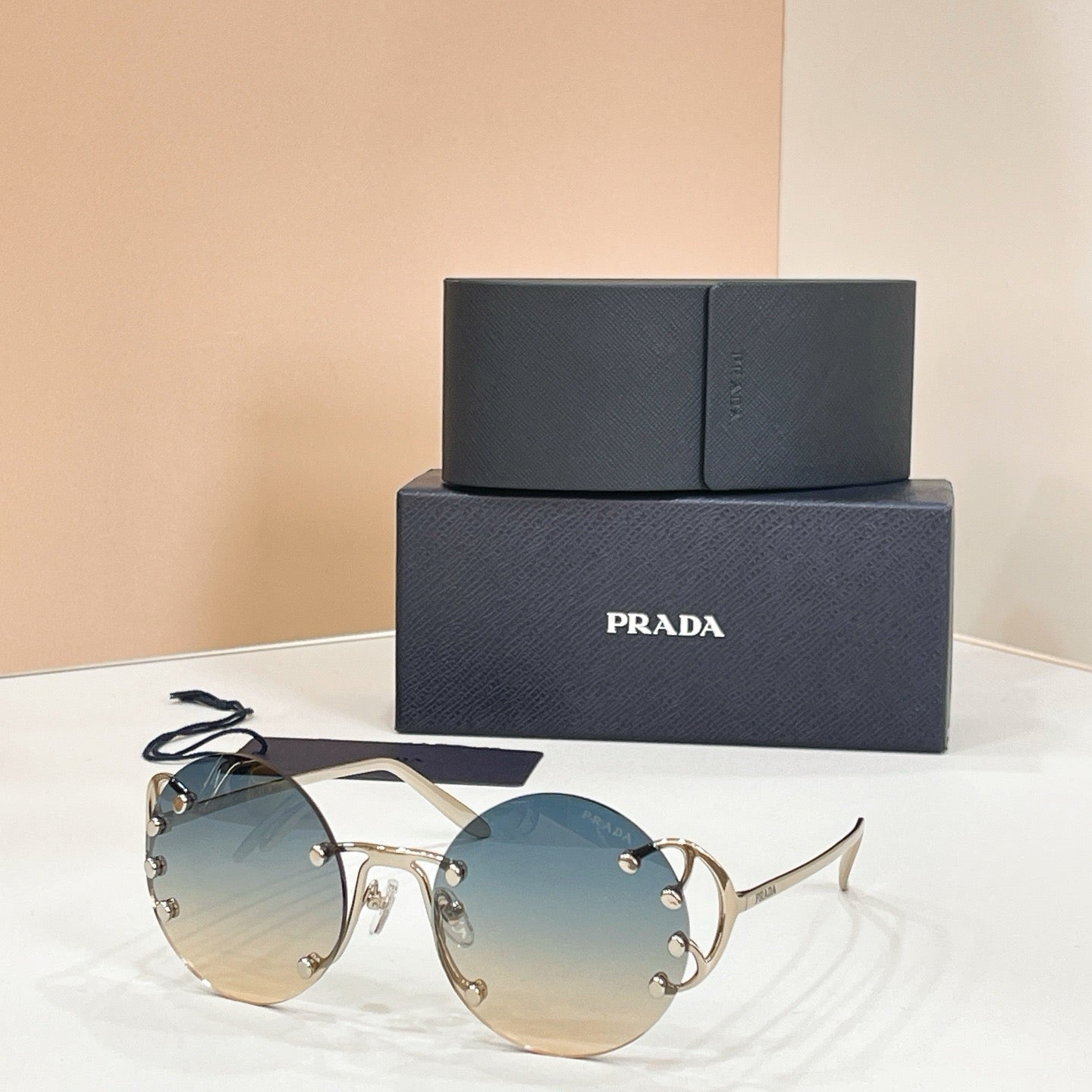 Mehrfarbige Sonnenbrille