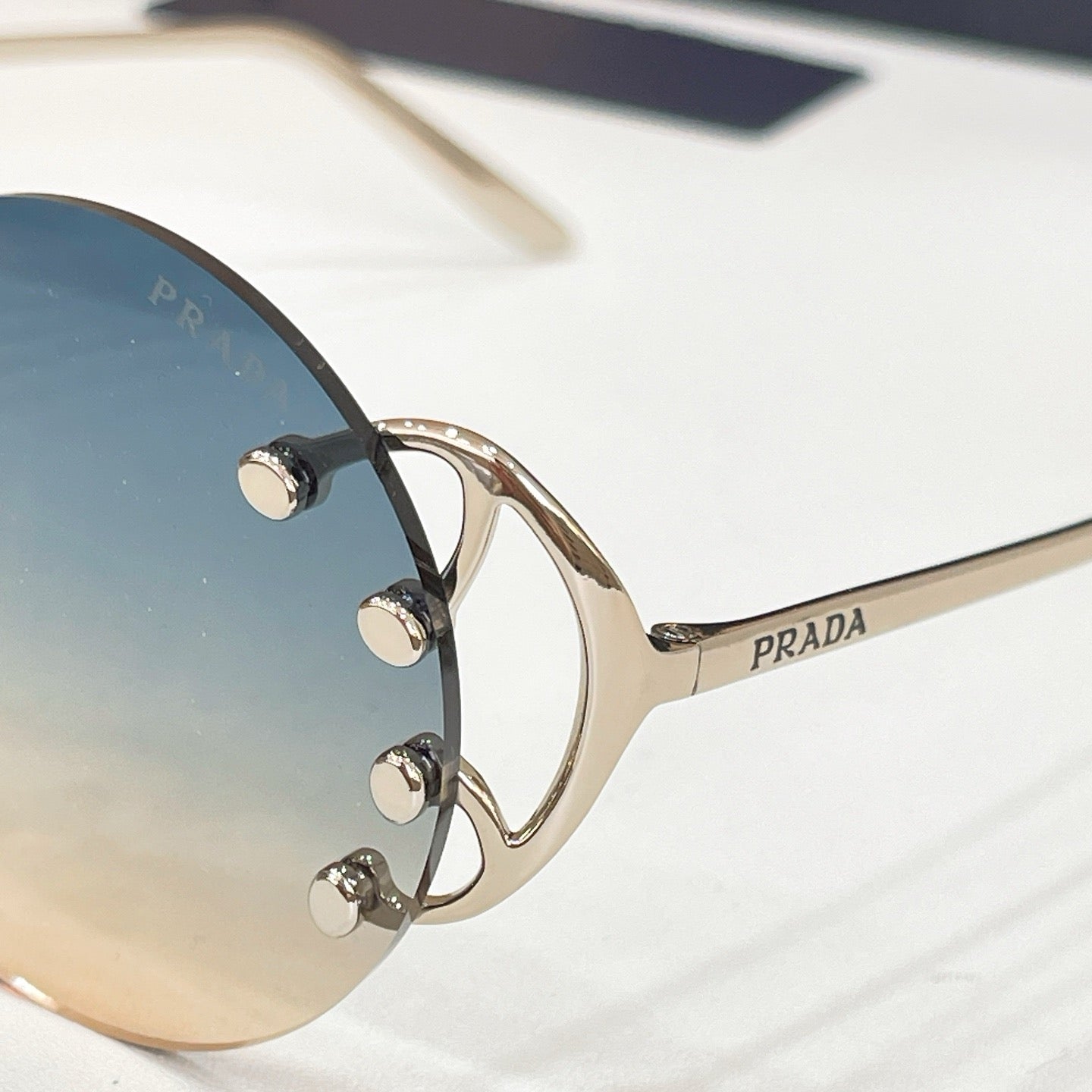Mehrfarbige Sonnenbrille