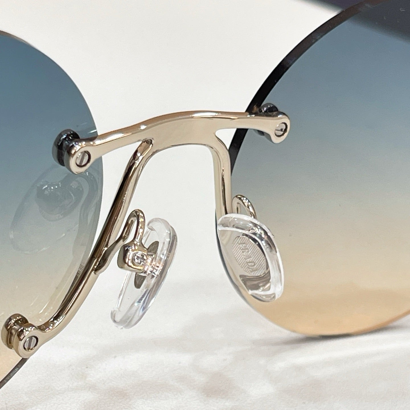 Mehrfarbige Sonnenbrille