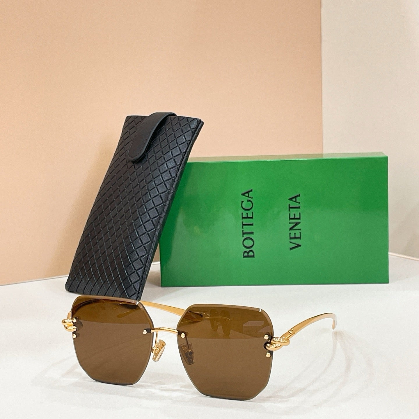 Mehrfarbige Sonnenbrille