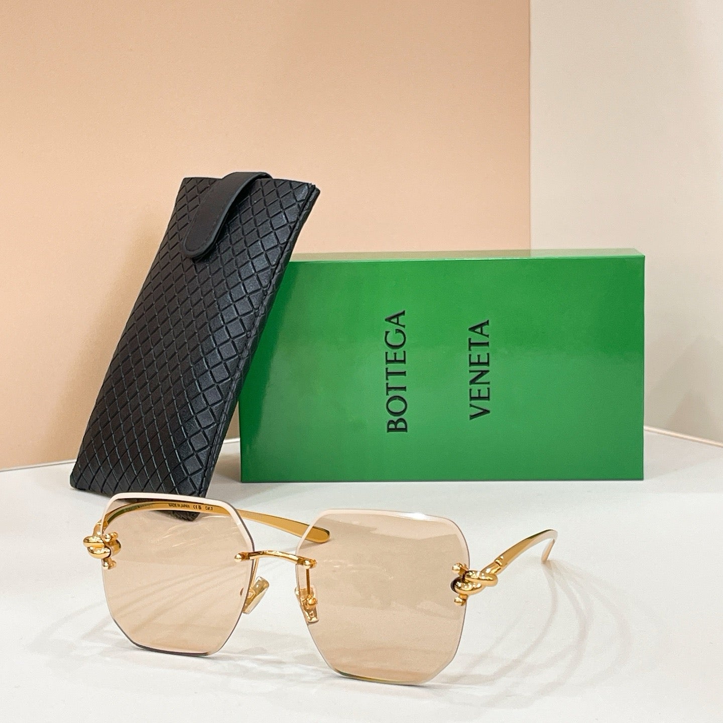 Mehrfarbige Sonnenbrille