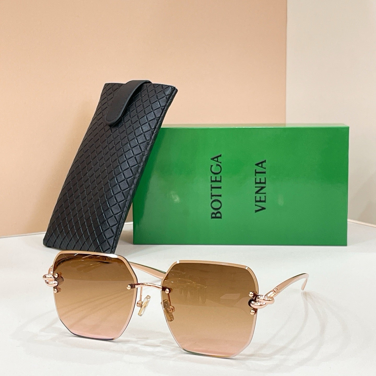 Mehrfarbige Sonnenbrille
