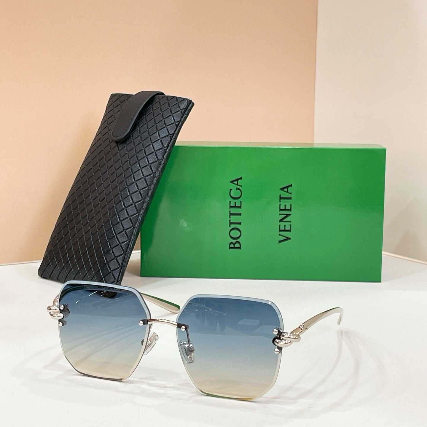 Mehrfarbige Sonnenbrille