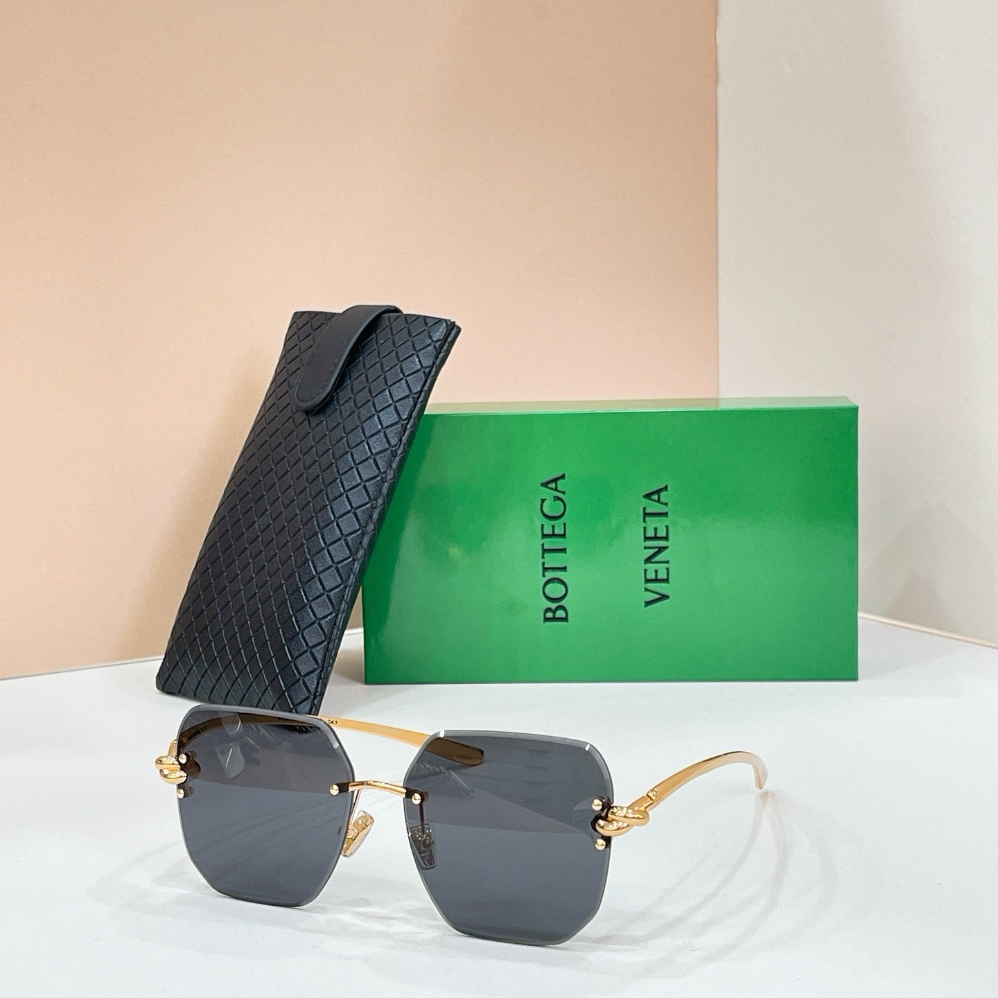 Mehrfarbige Sonnenbrille
