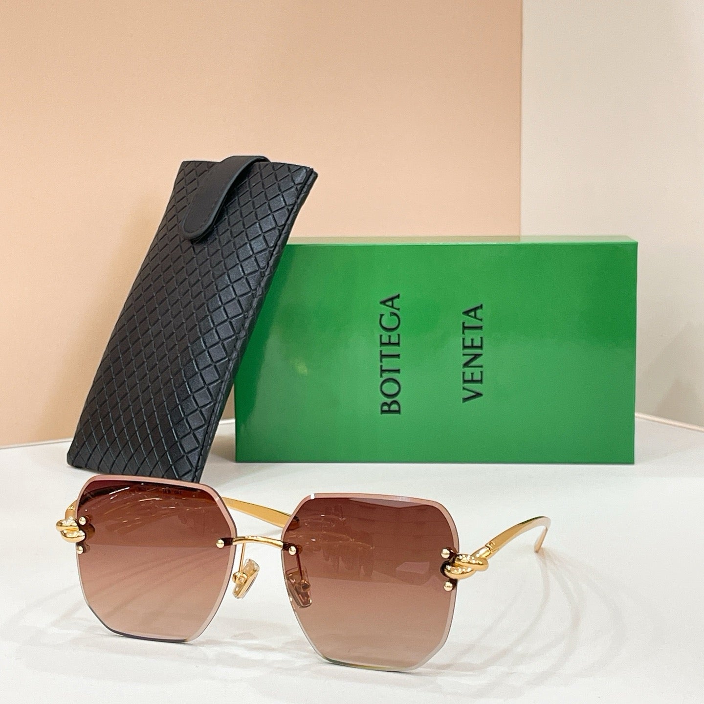 Mehrfarbige Sonnenbrille