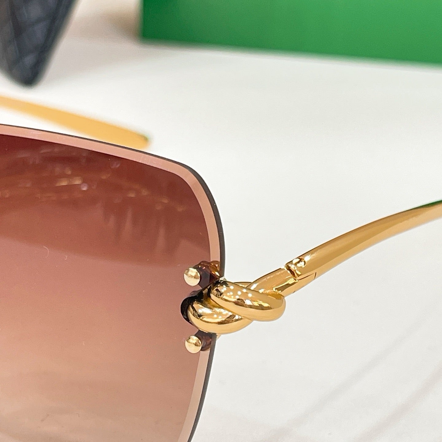 Mehrfarbige Sonnenbrille
