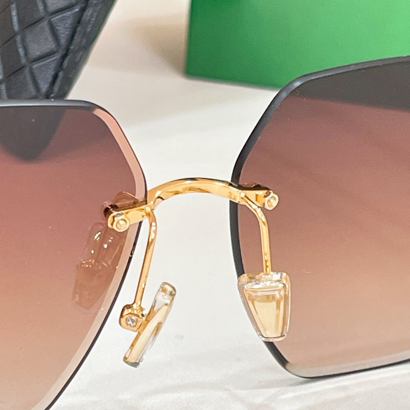Mehrfarbige Sonnenbrille