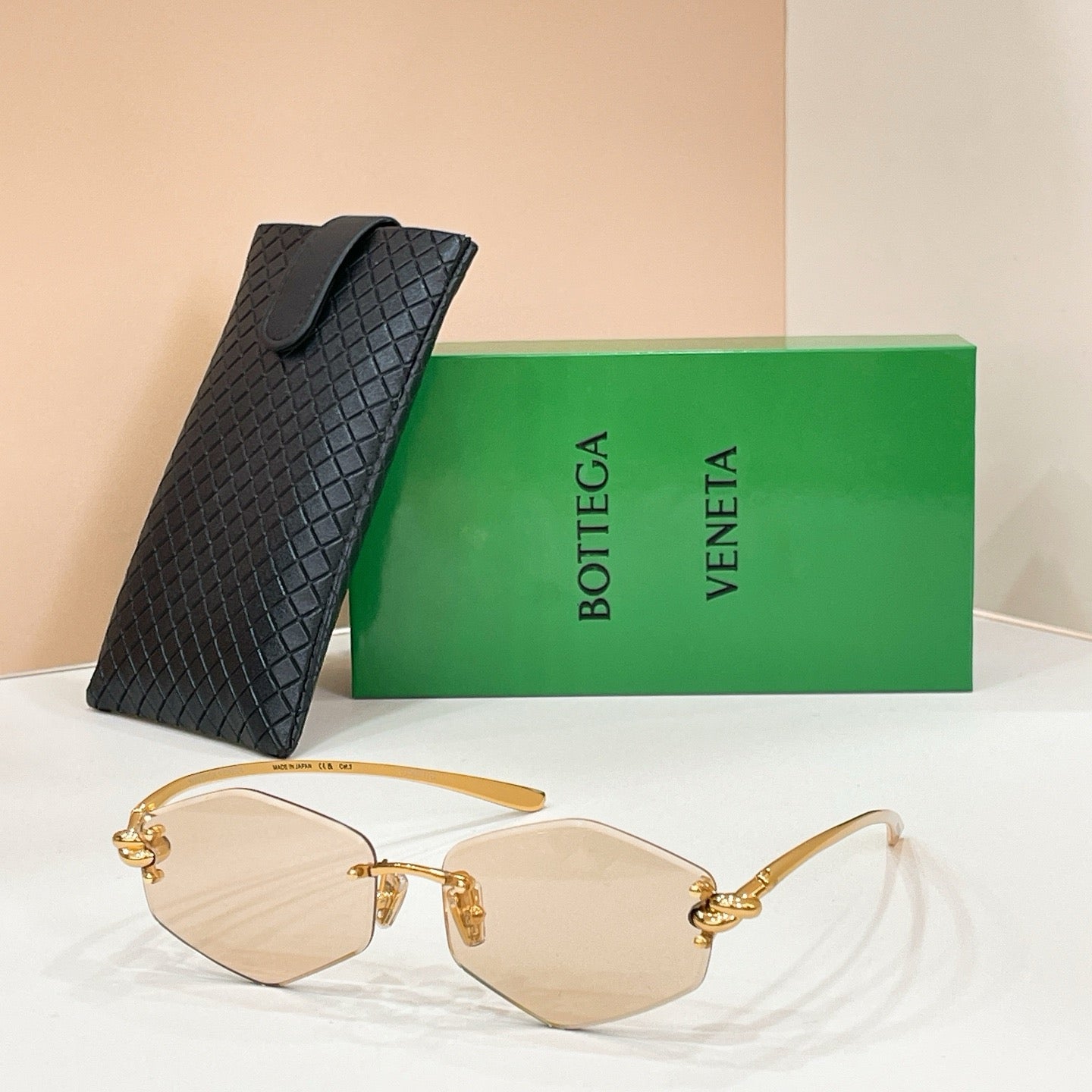 Mehrfarbige Sonnenbrille