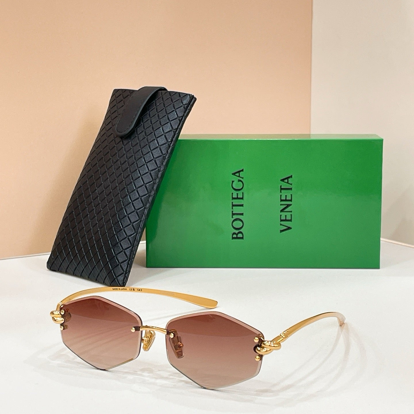 Mehrfarbige Sonnenbrille