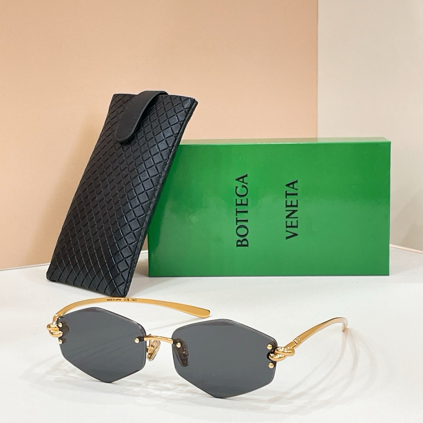 Mehrfarbige Sonnenbrille