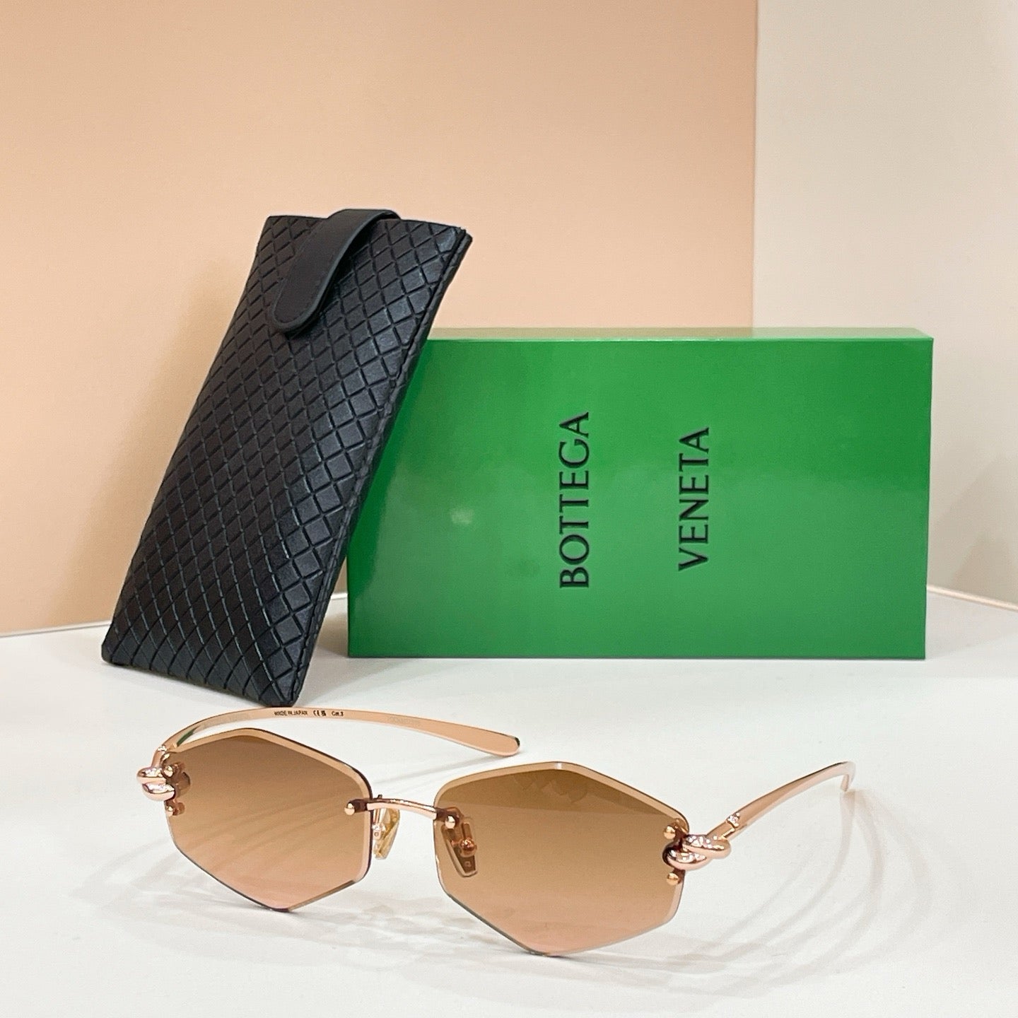 Mehrfarbige Sonnenbrille