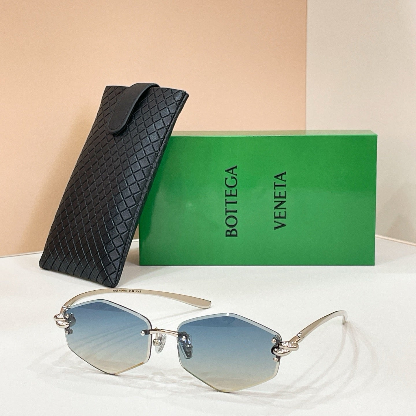Mehrfarbige Sonnenbrille