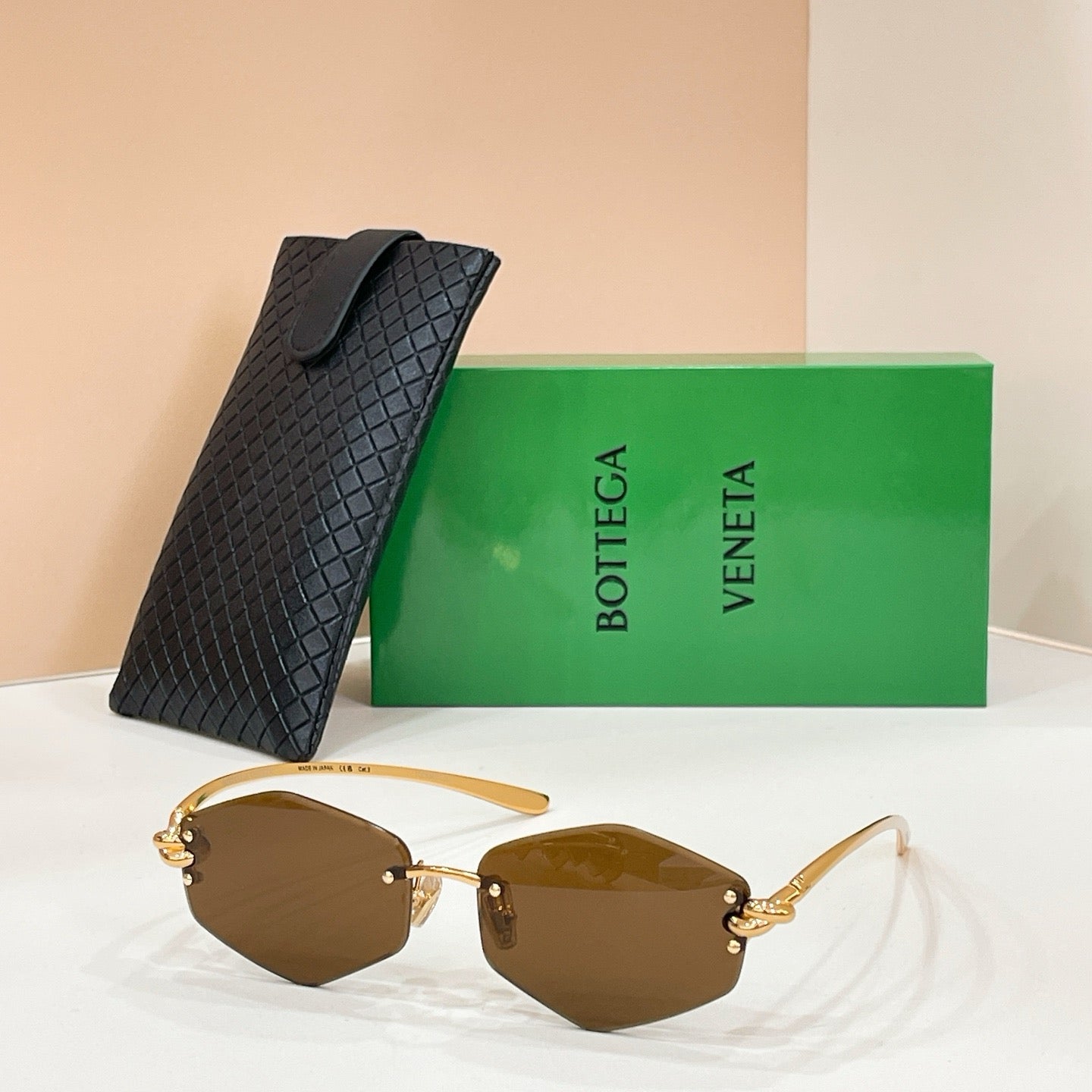 Mehrfarbige Sonnenbrille