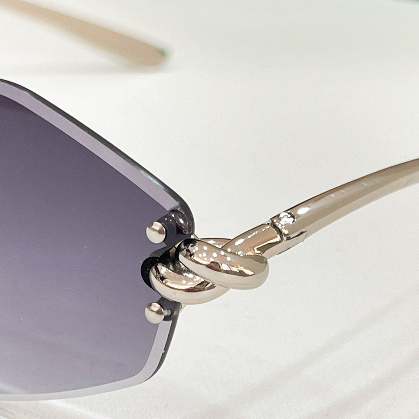 Mehrfarbige Sonnenbrille