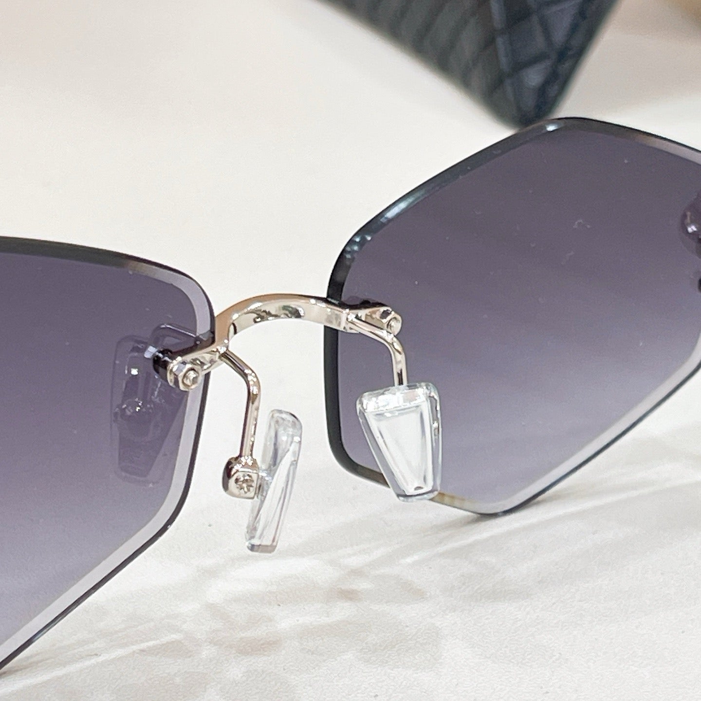 Mehrfarbige Sonnenbrille