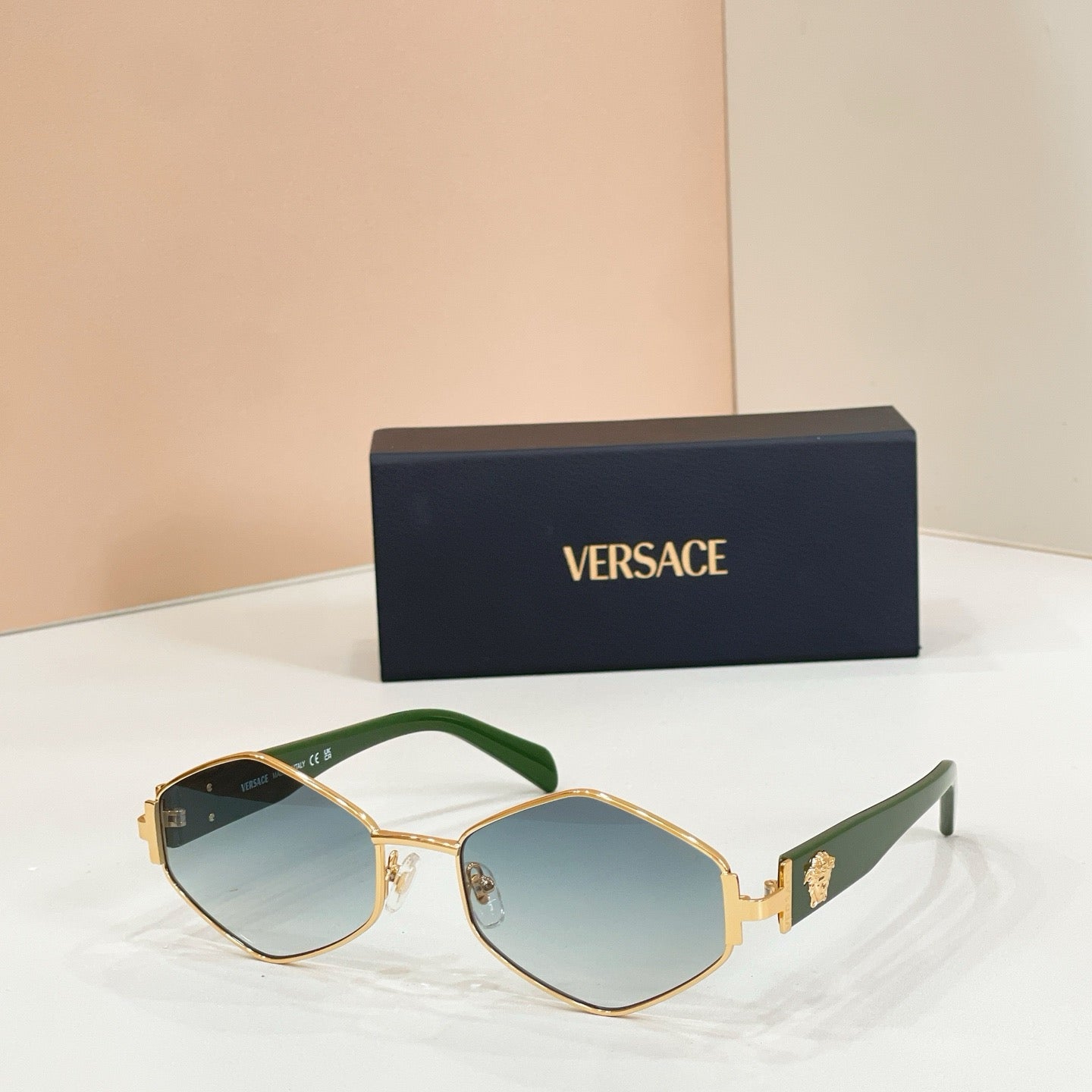 Mehrfarbige Sonnenbrille
