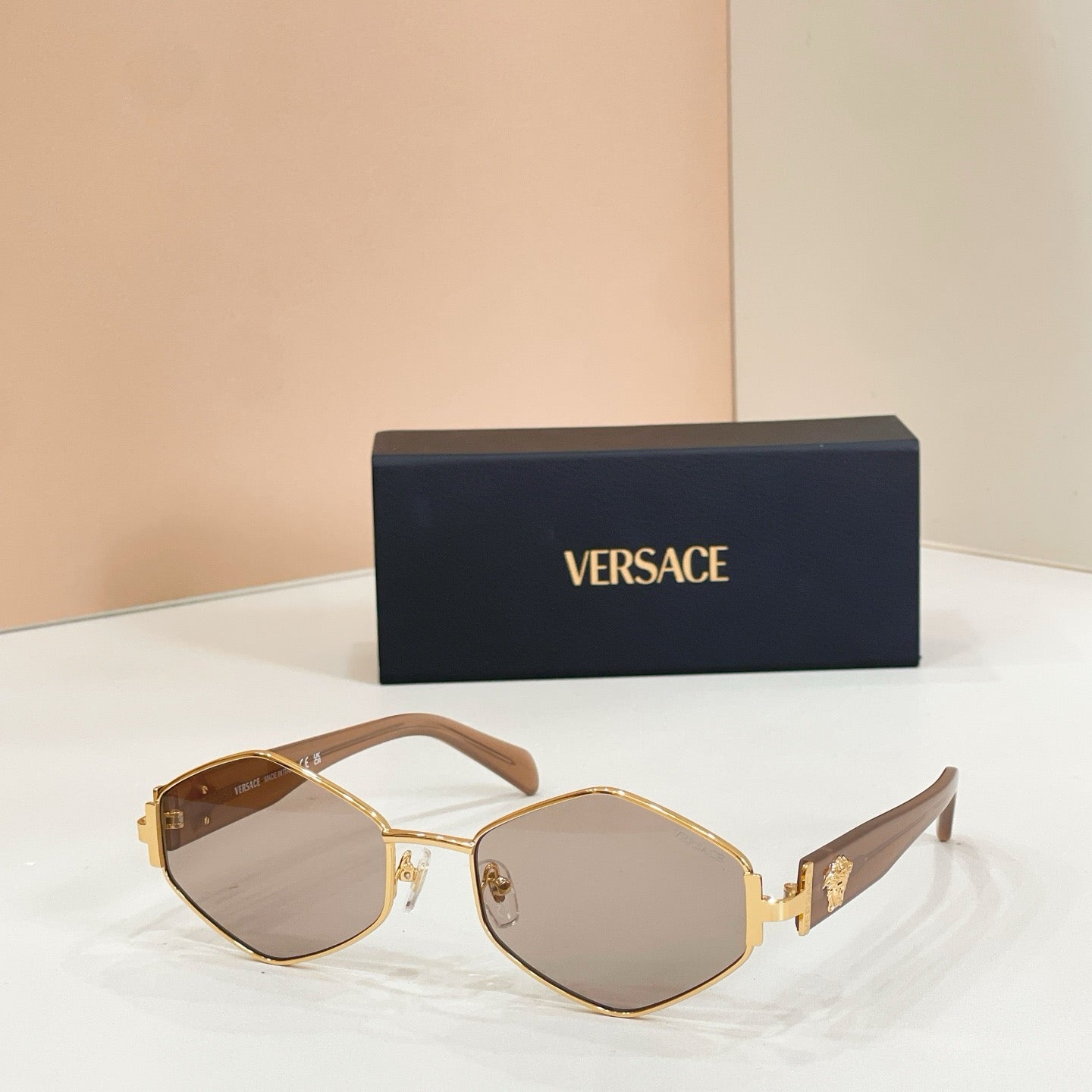 Mehrfarbige Sonnenbrille