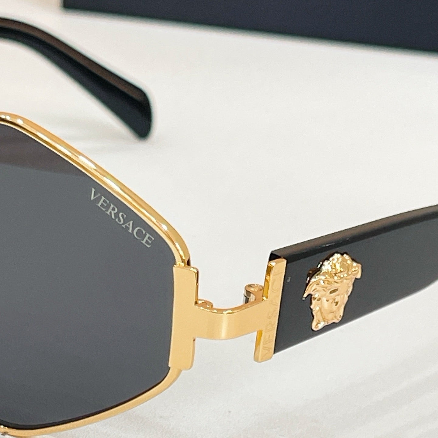Mehrfarbige Sonnenbrille