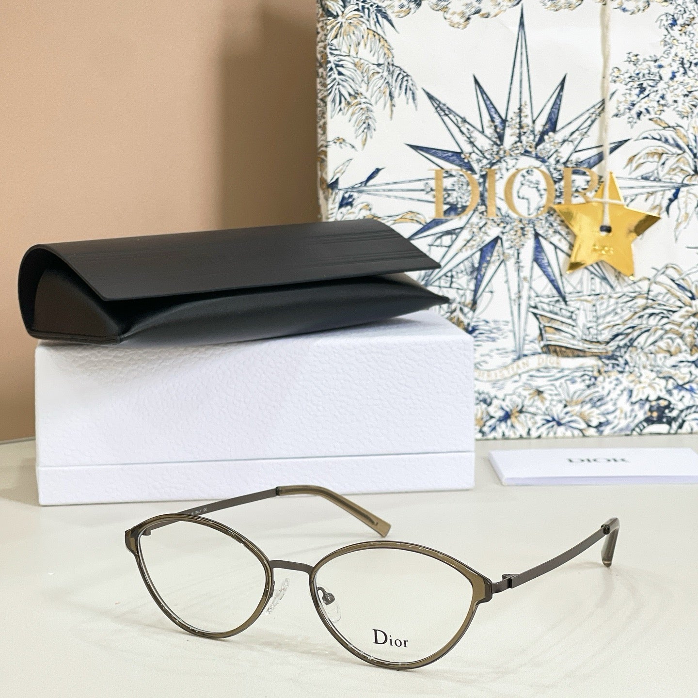 Mehrfarbige Sonnenbrille