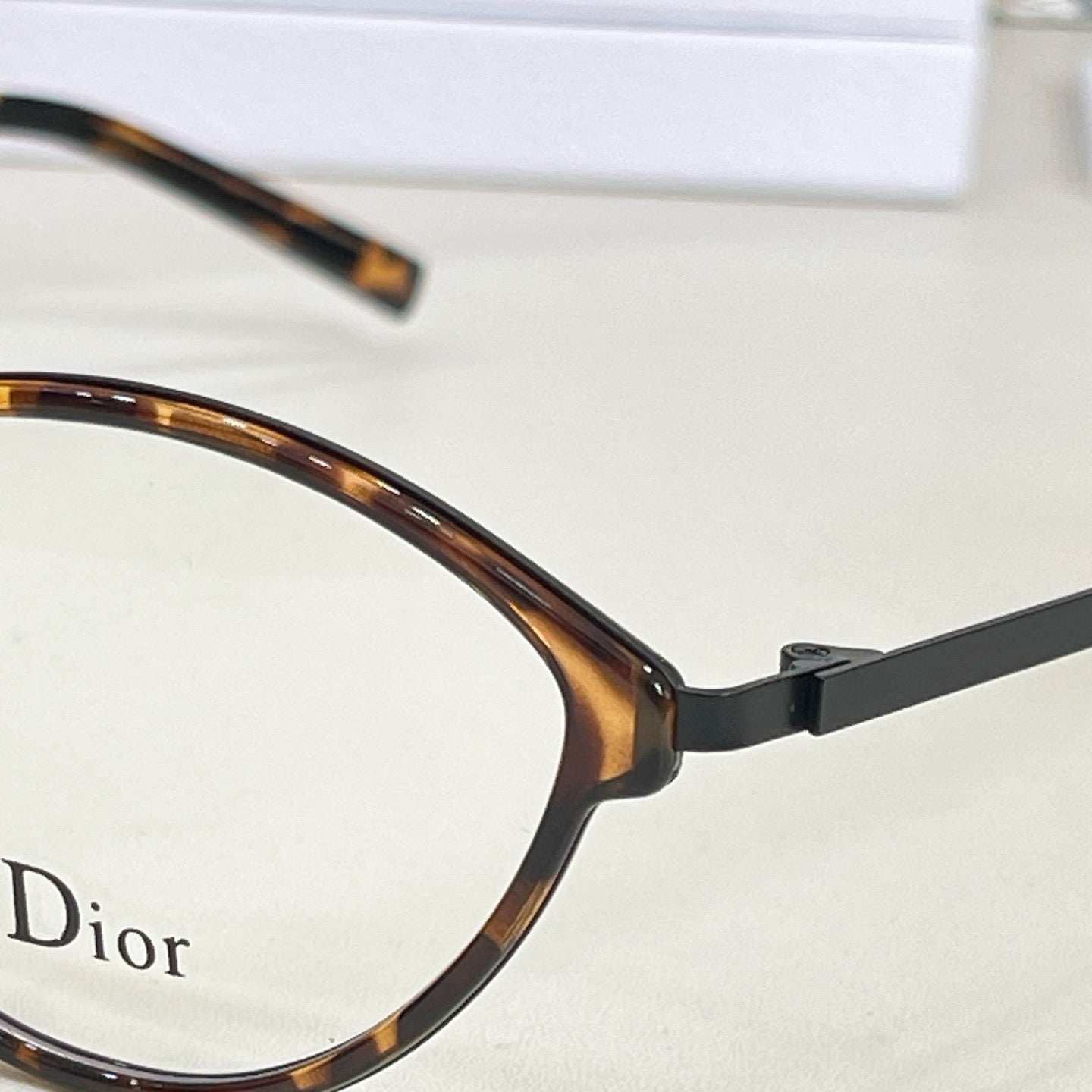 Mehrfarbige Sonnenbrille