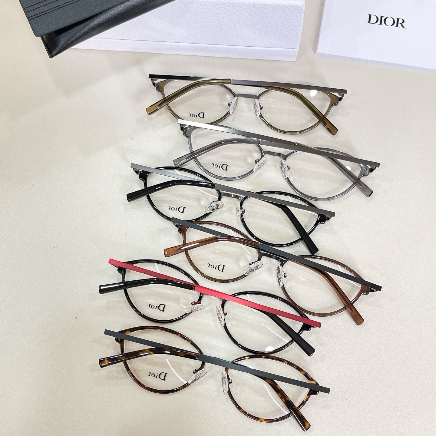Mehrfarbige Sonnenbrille