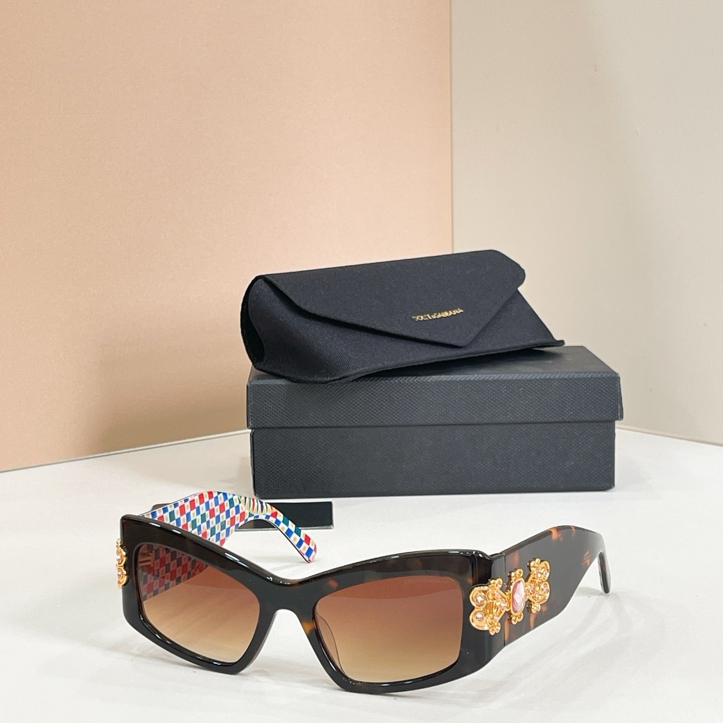 Mehrfarbige Sonnenbrille