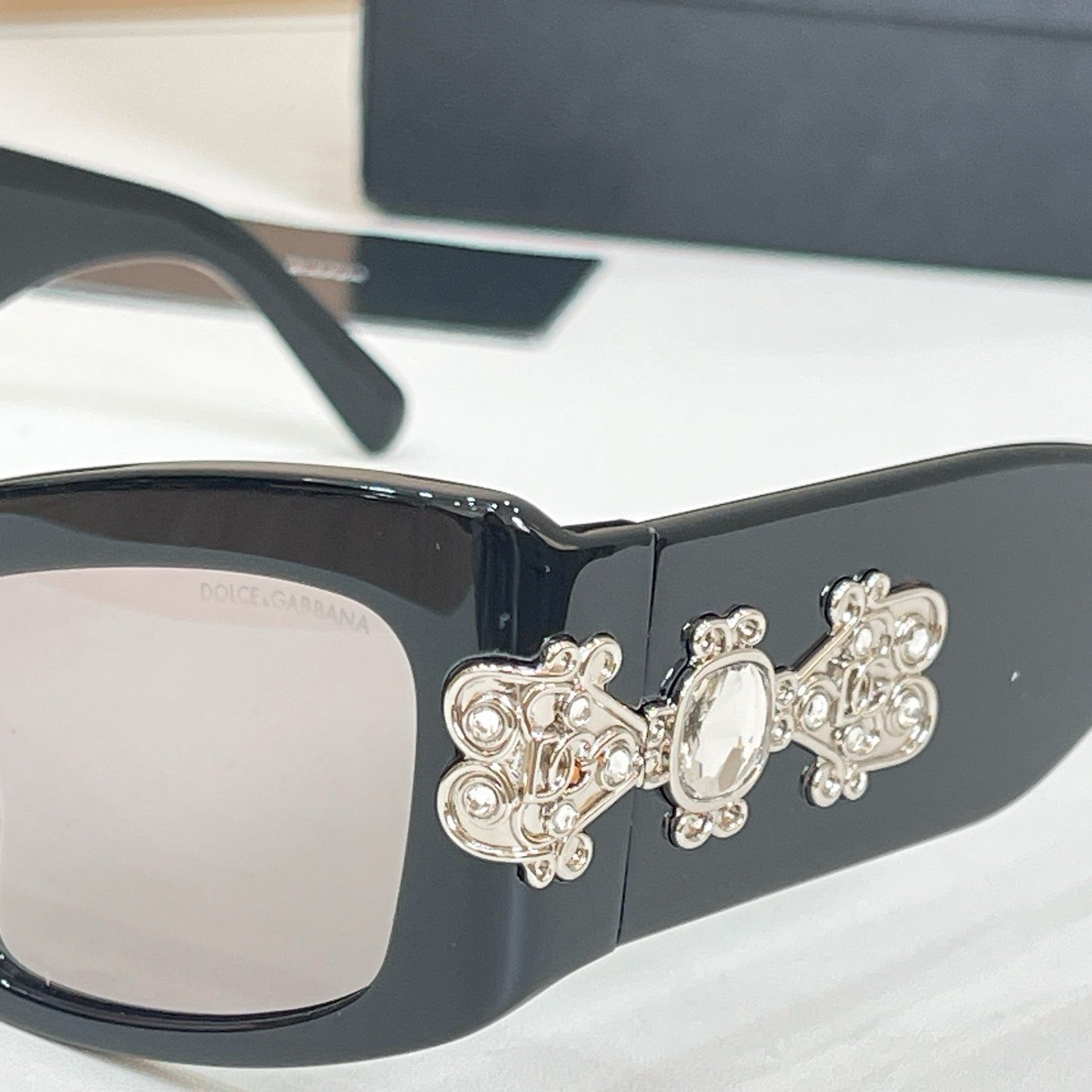 Mehrfarbige Sonnenbrille