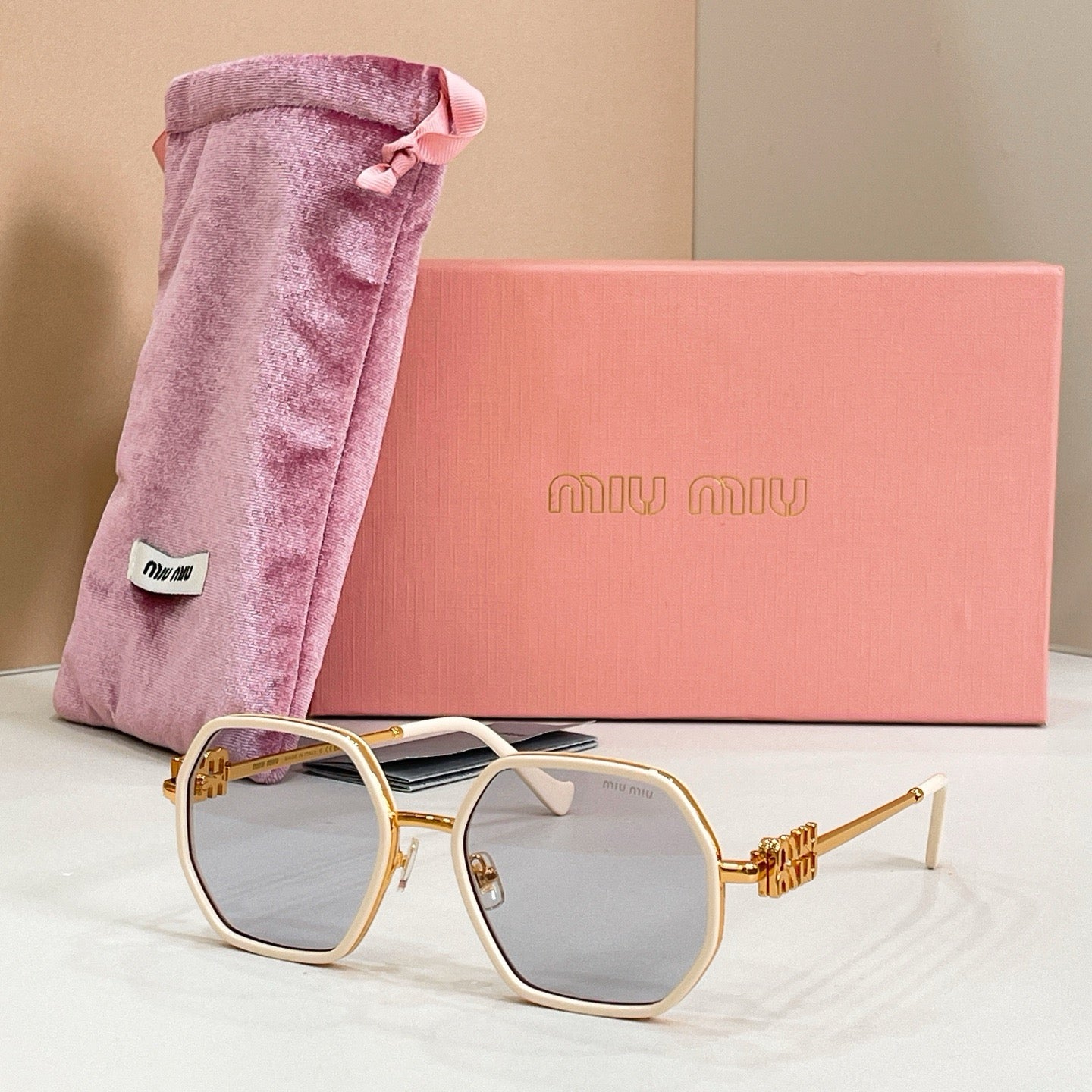 Mehrfarbige Sonnenbrille