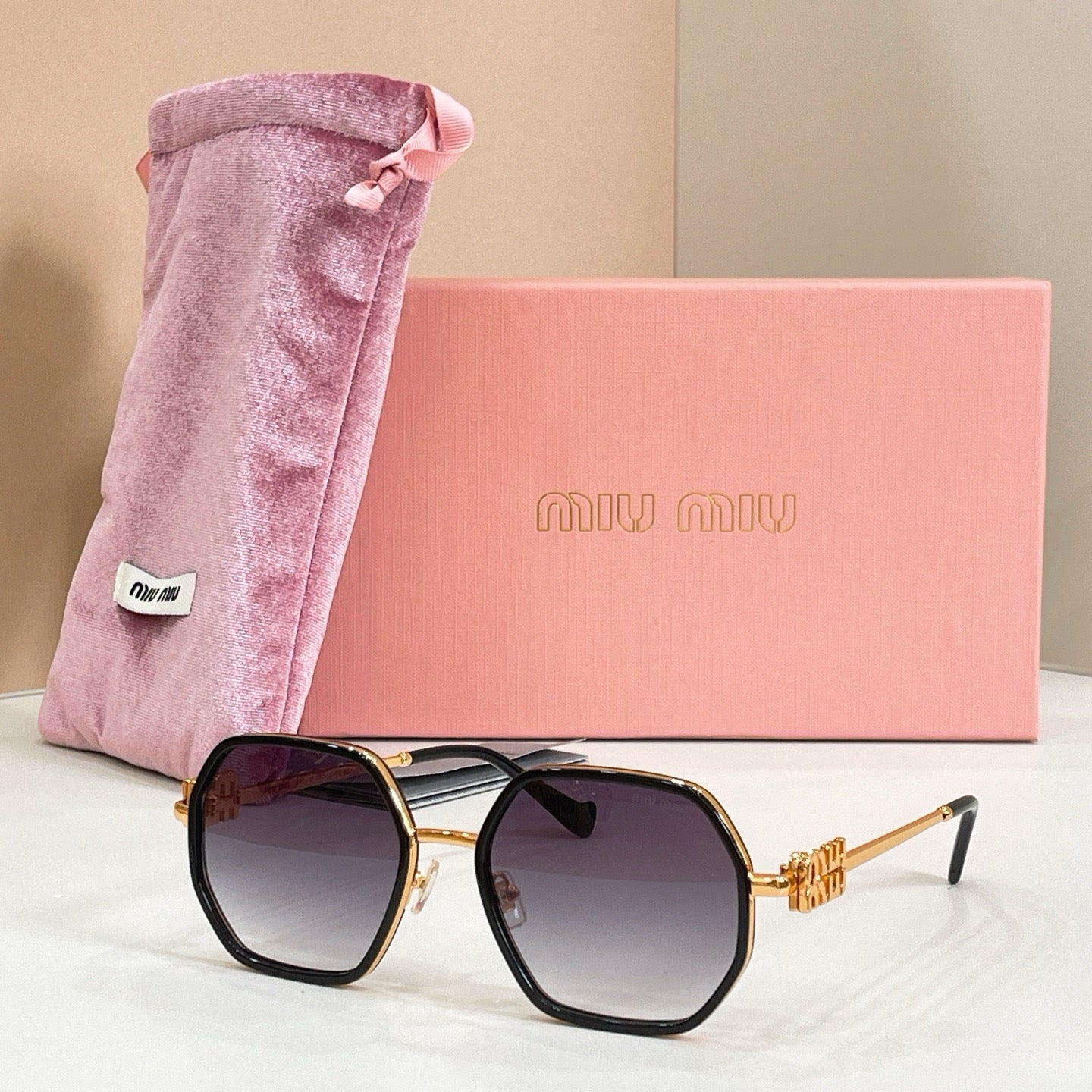 Mehrfarbige Sonnenbrille