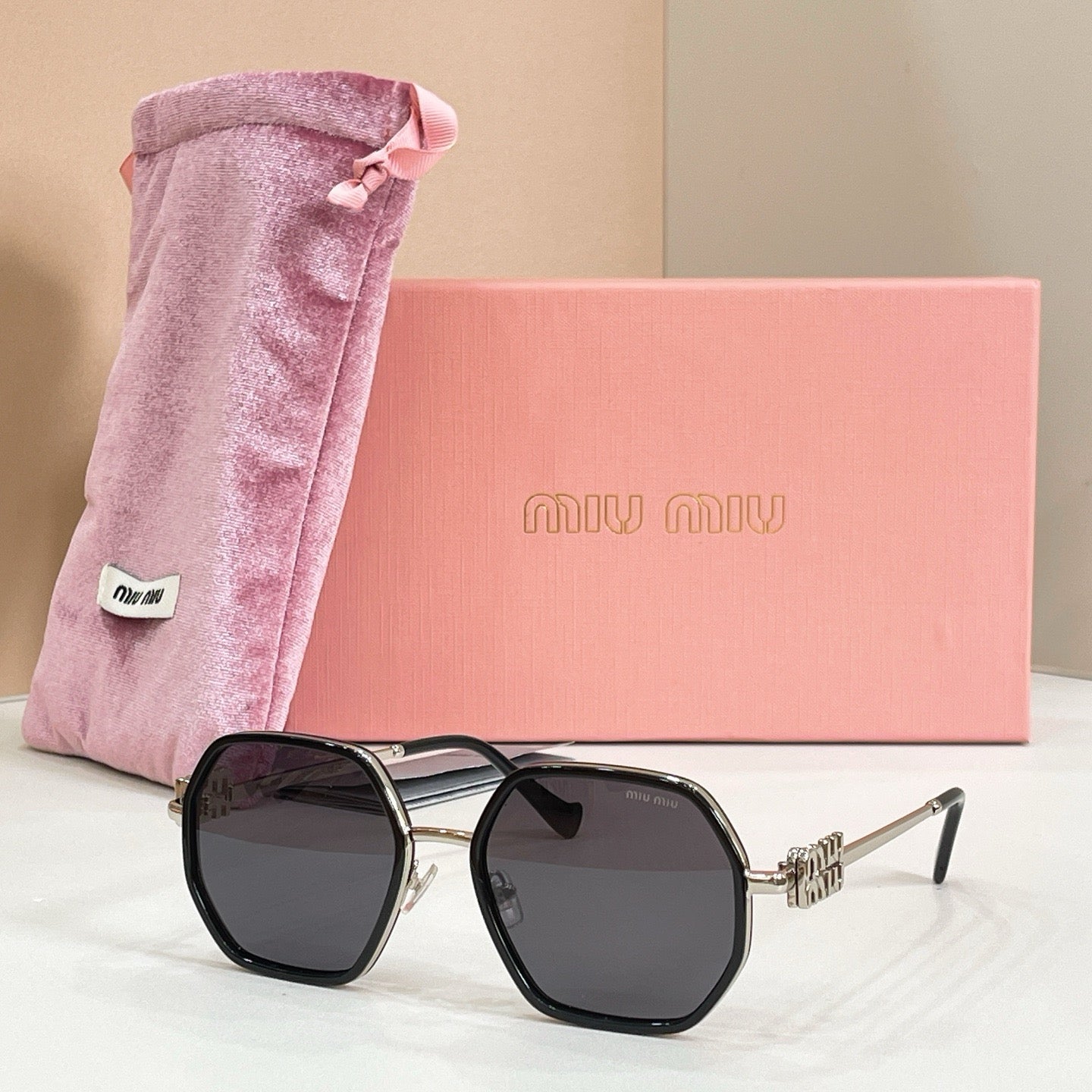 Mehrfarbige Sonnenbrille