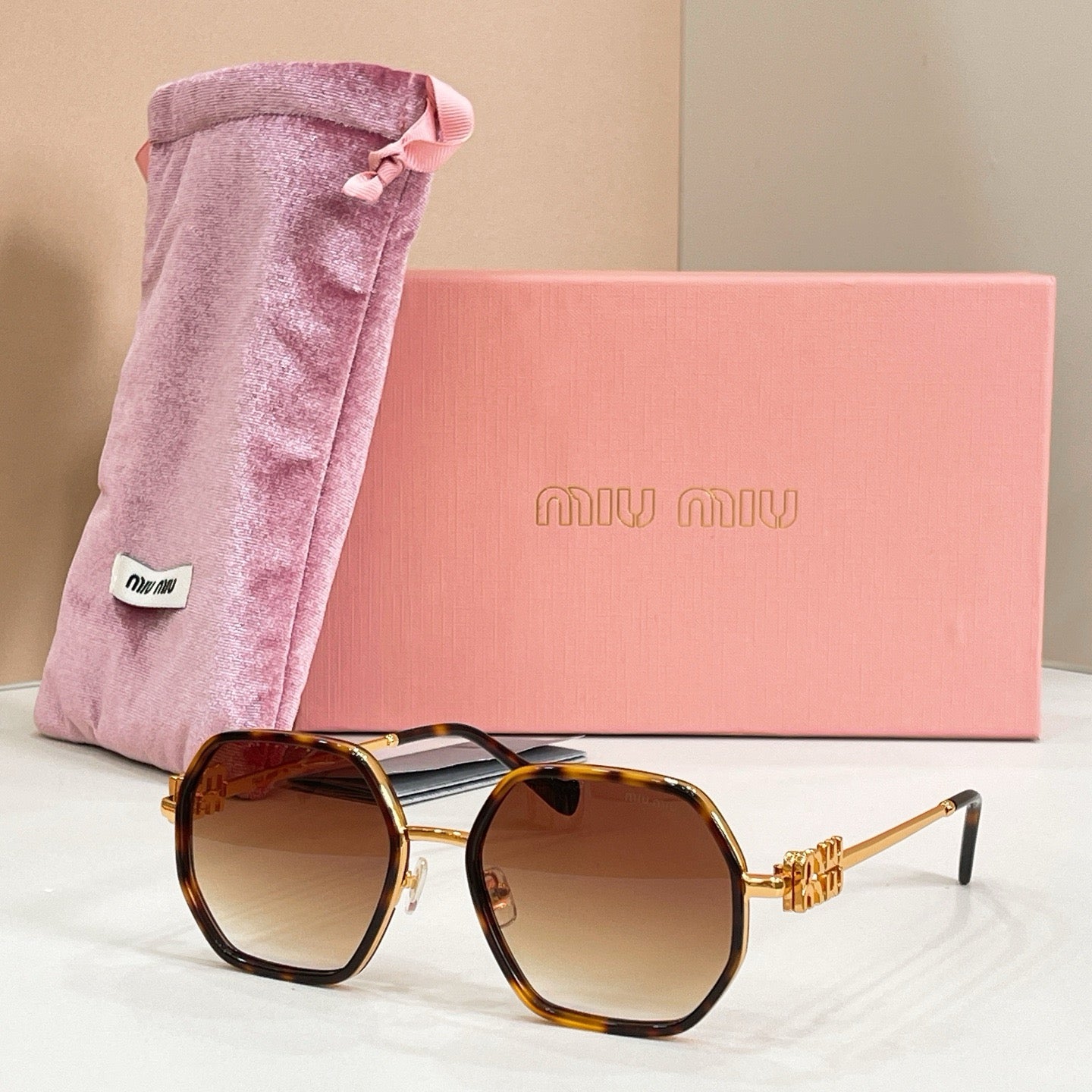 Mehrfarbige Sonnenbrille