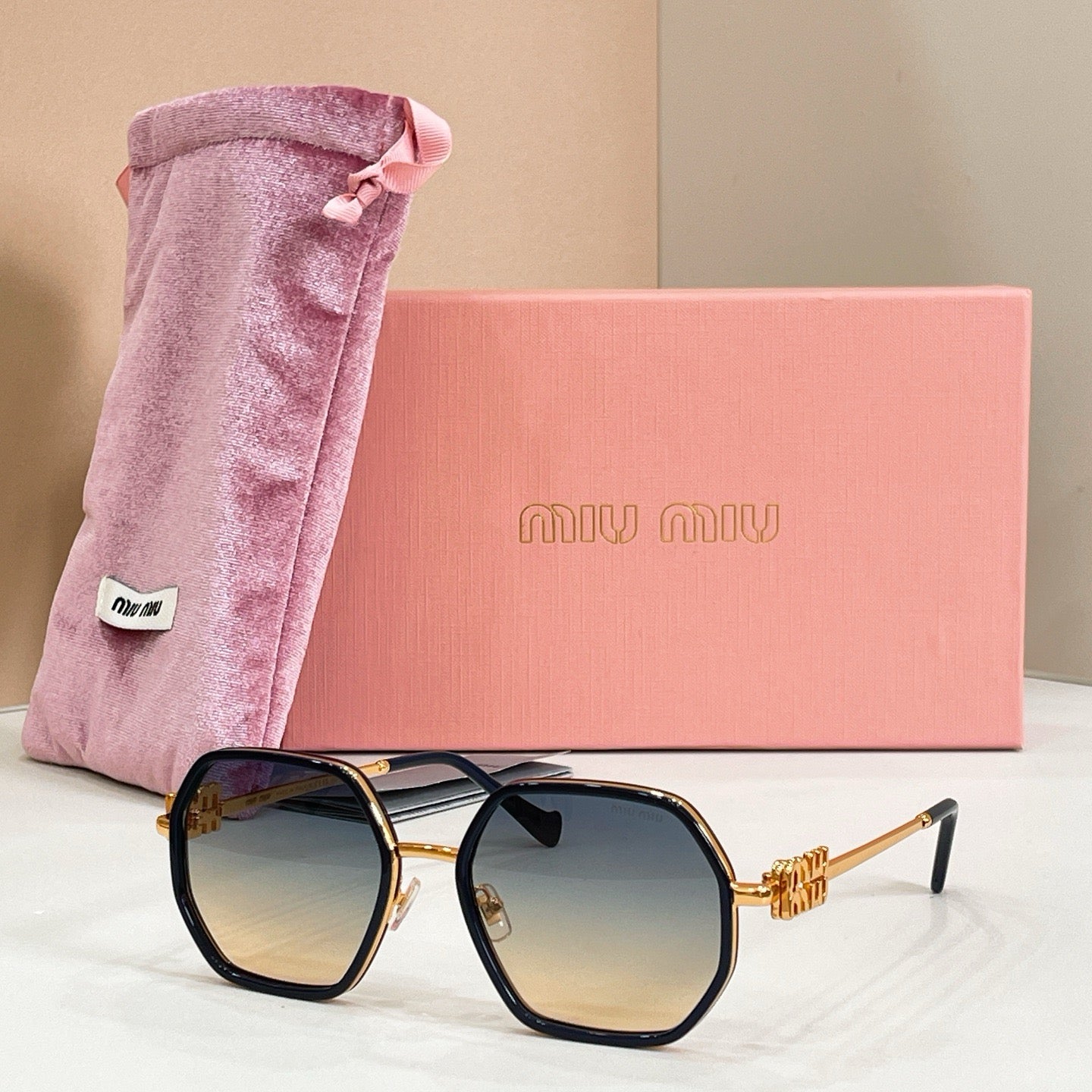 Mehrfarbige Sonnenbrille