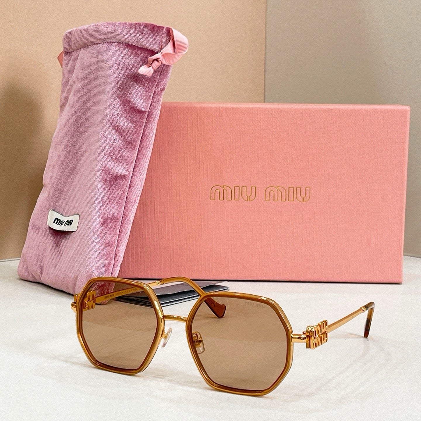 Mehrfarbige Sonnenbrille