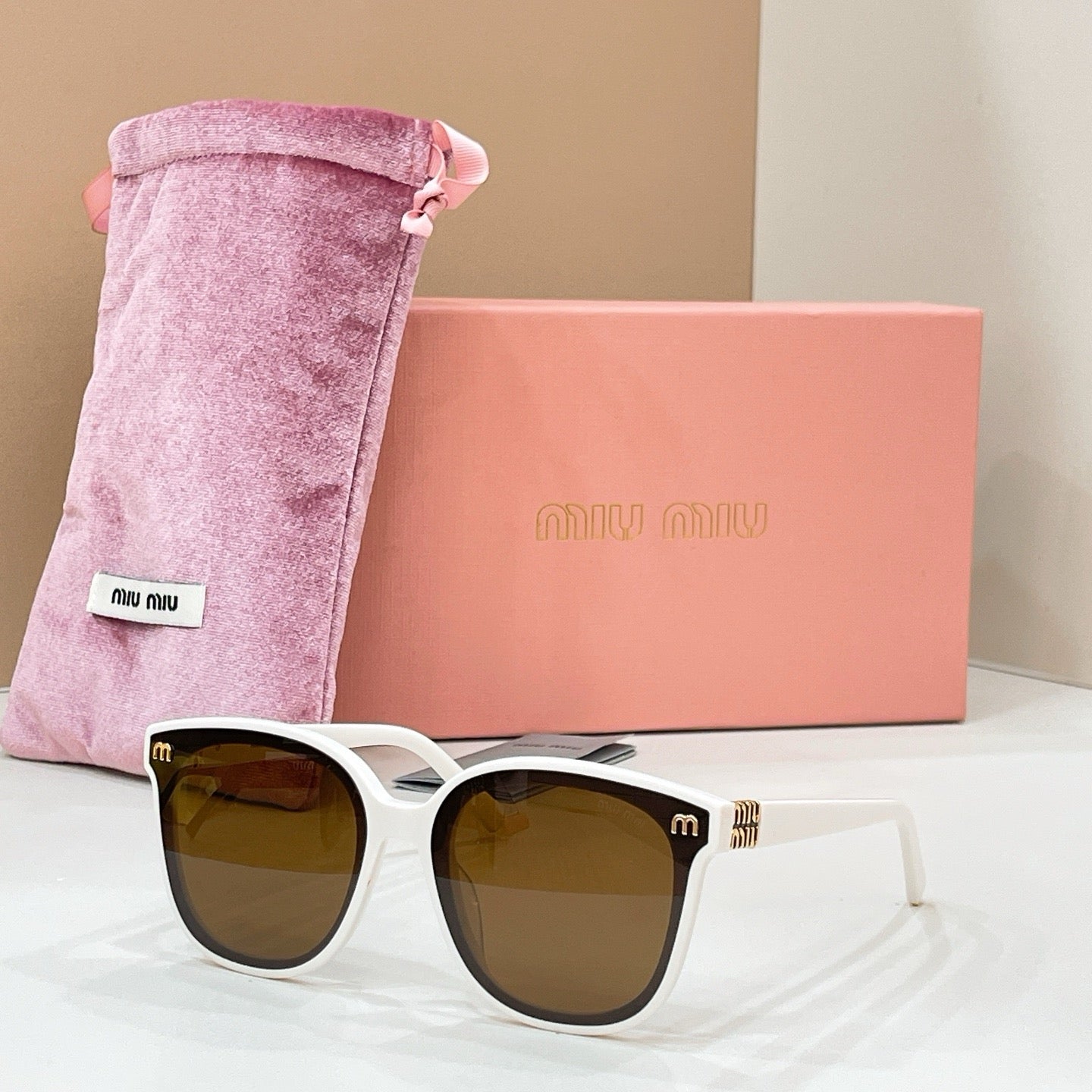 Mehrfarbige Sonnenbrille