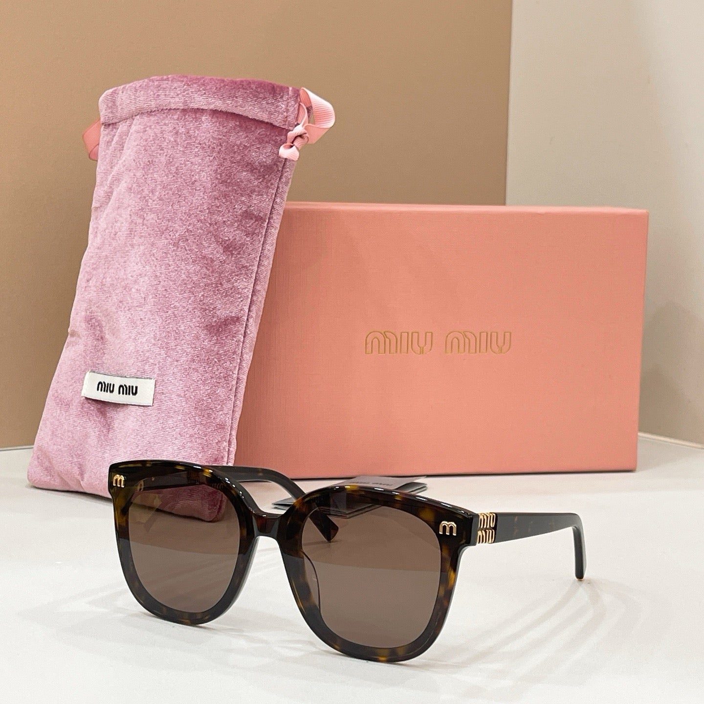 Mehrfarbige Sonnenbrille
