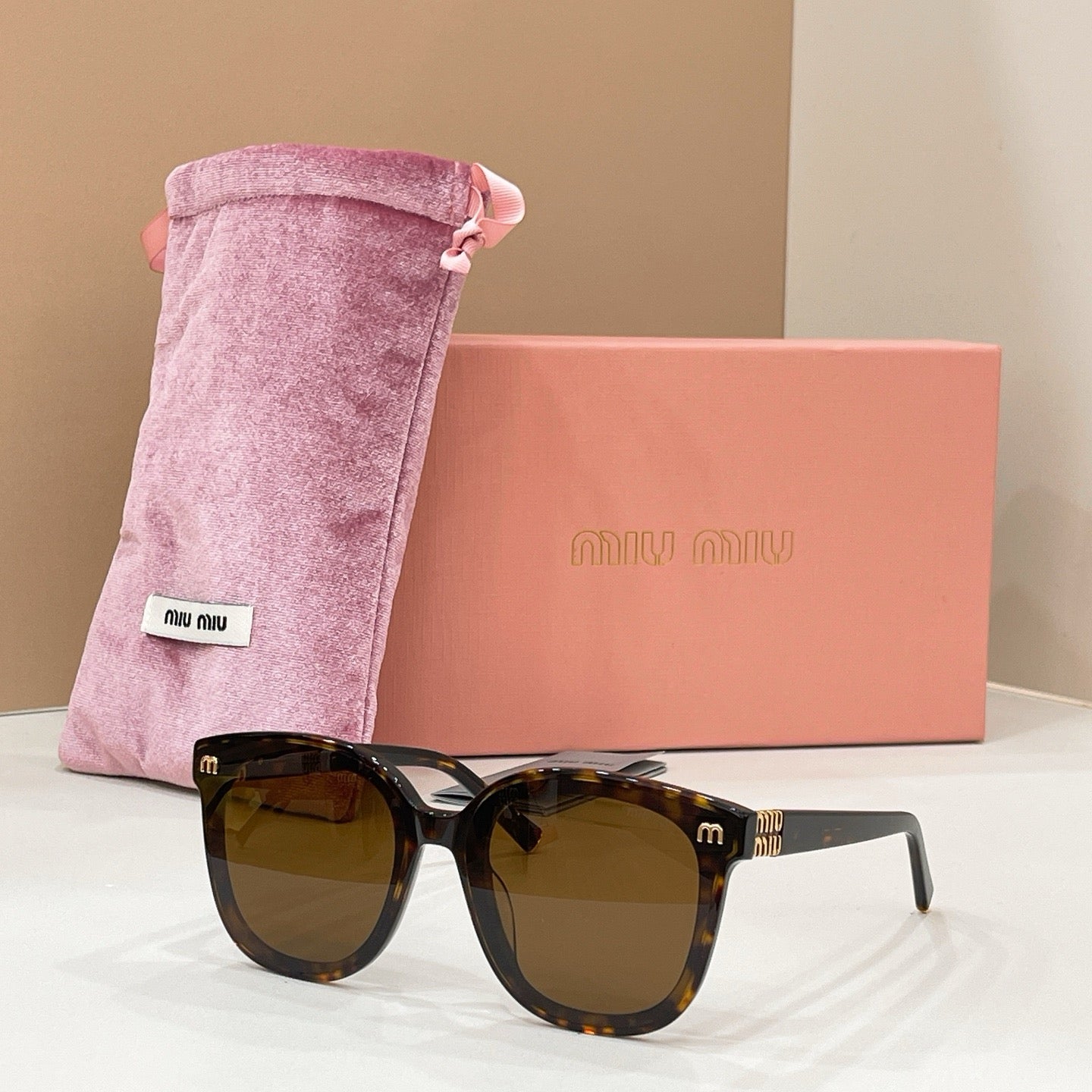 Mehrfarbige Sonnenbrille