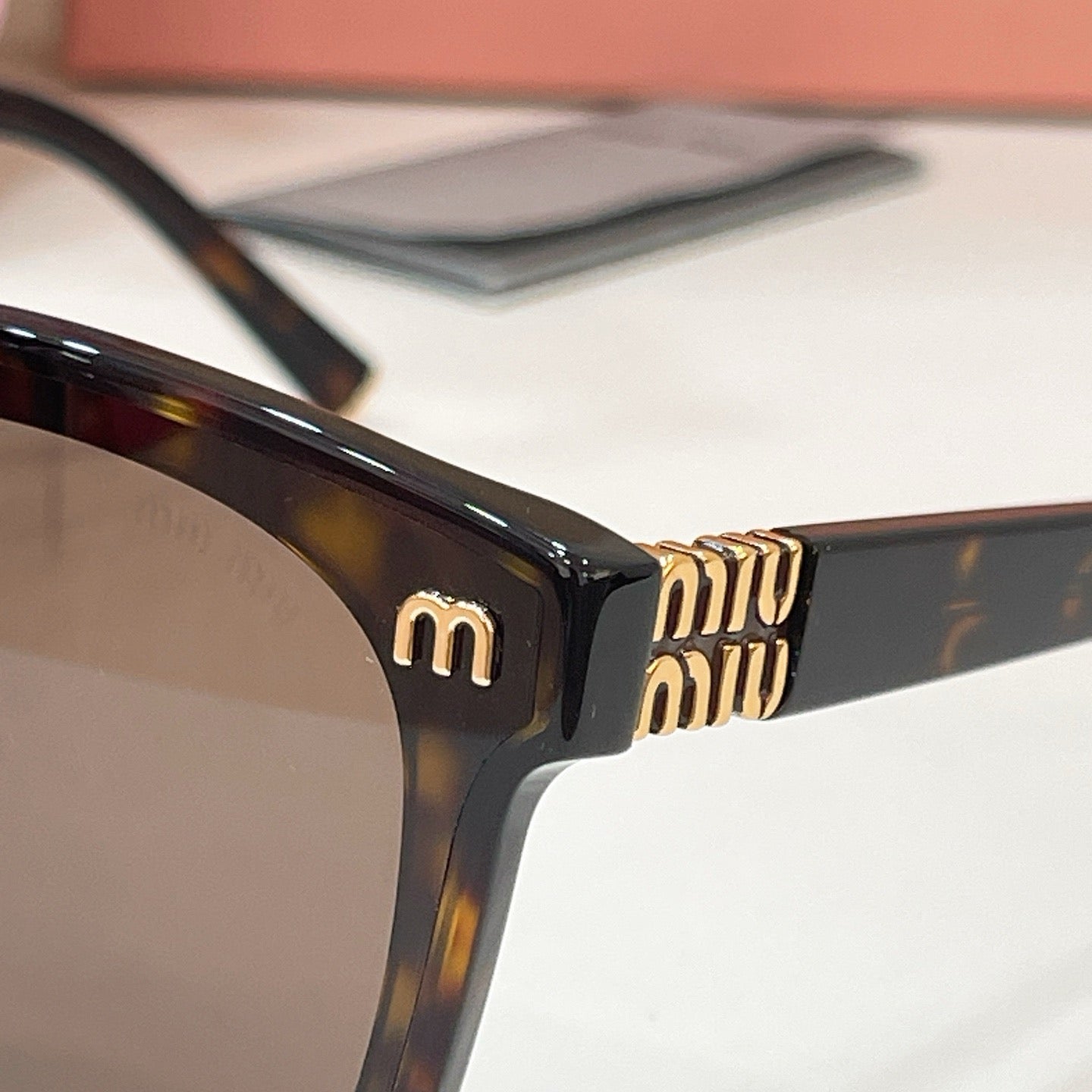 Mehrfarbige Sonnenbrille
