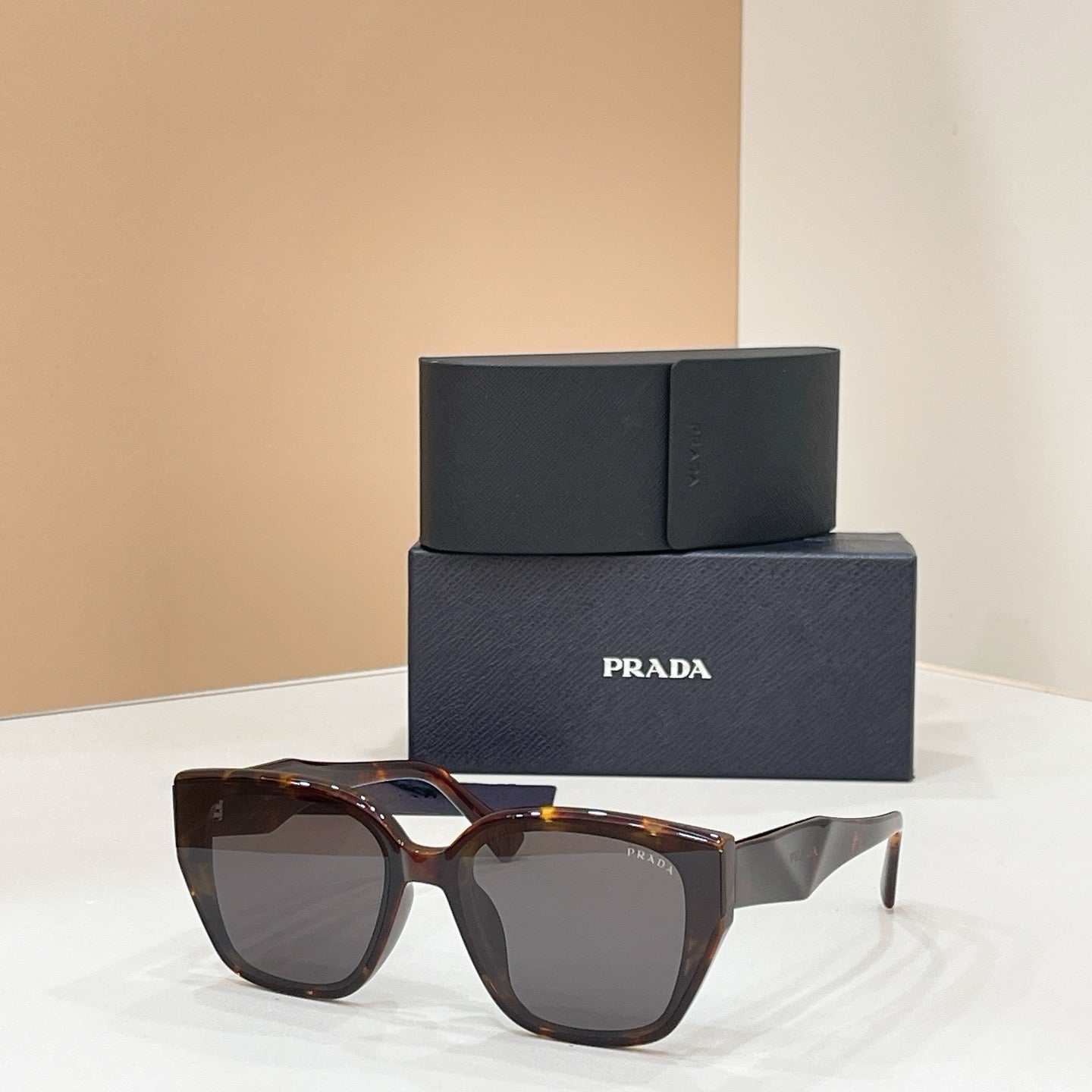 Mehrfarbige Sonnenbrille