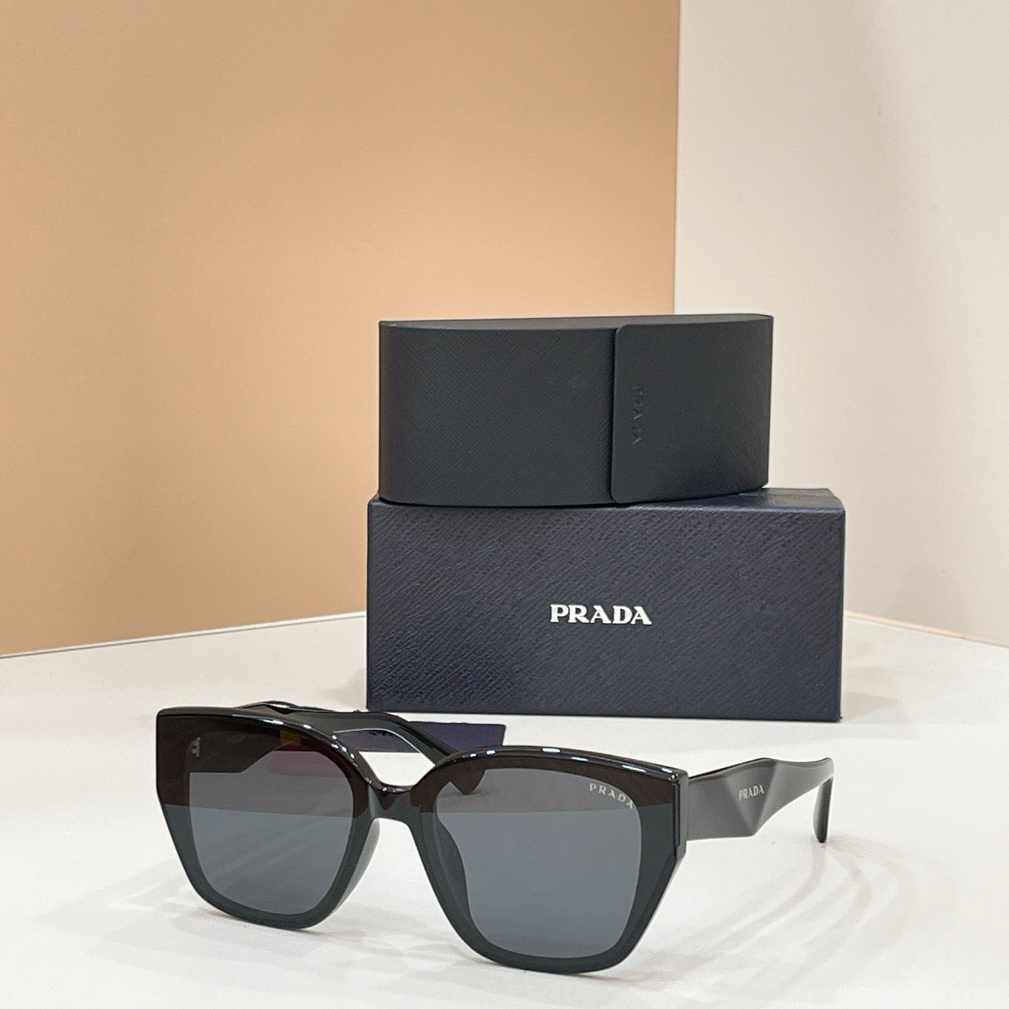 Mehrfarbige Sonnenbrille