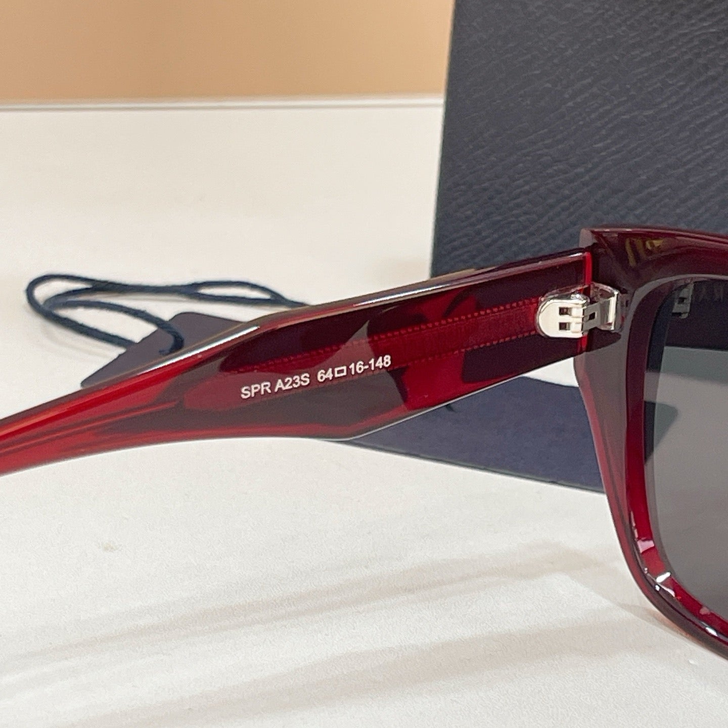 Mehrfarbige Sonnenbrille