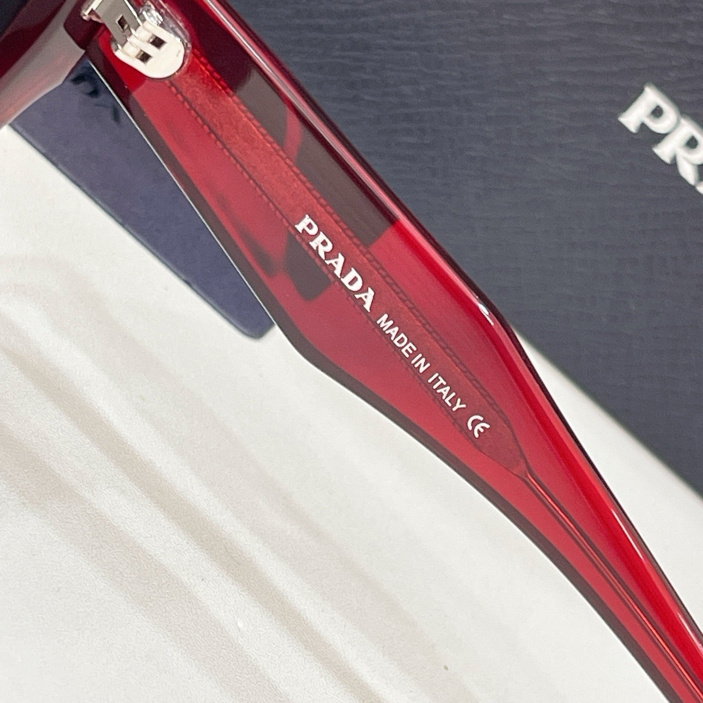 Mehrfarbige Sonnenbrille