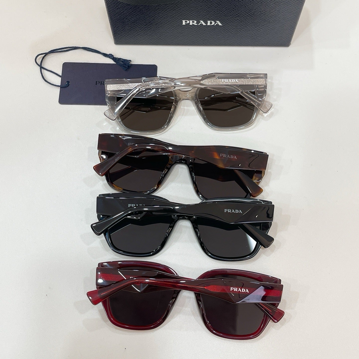 Mehrfarbige Sonnenbrille