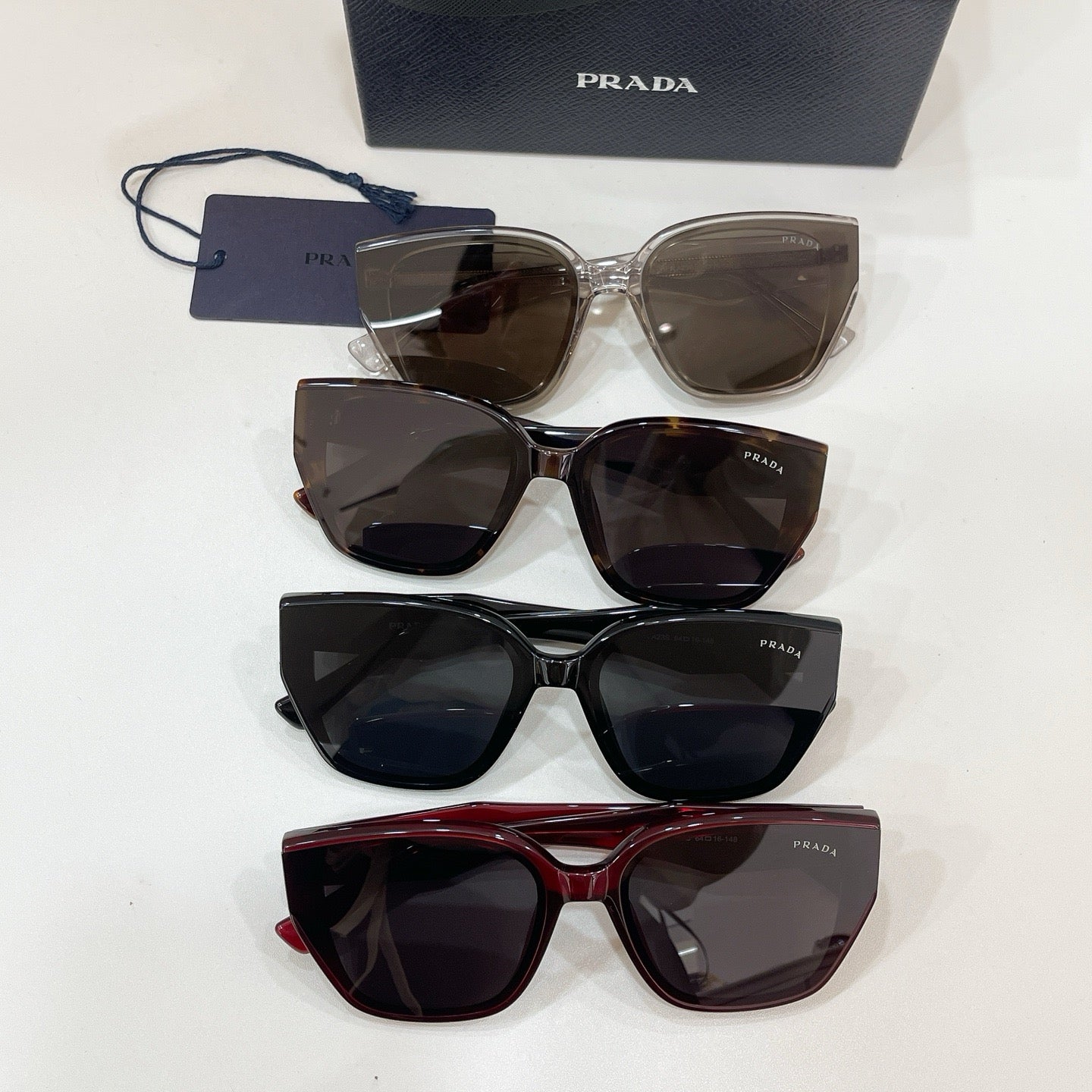 Mehrfarbige Sonnenbrille