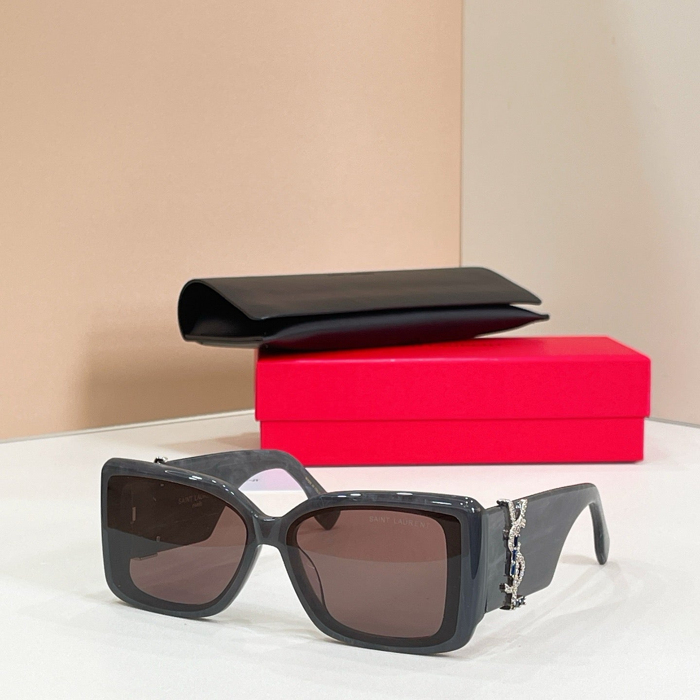 Mehrfarbige Sonnenbrille