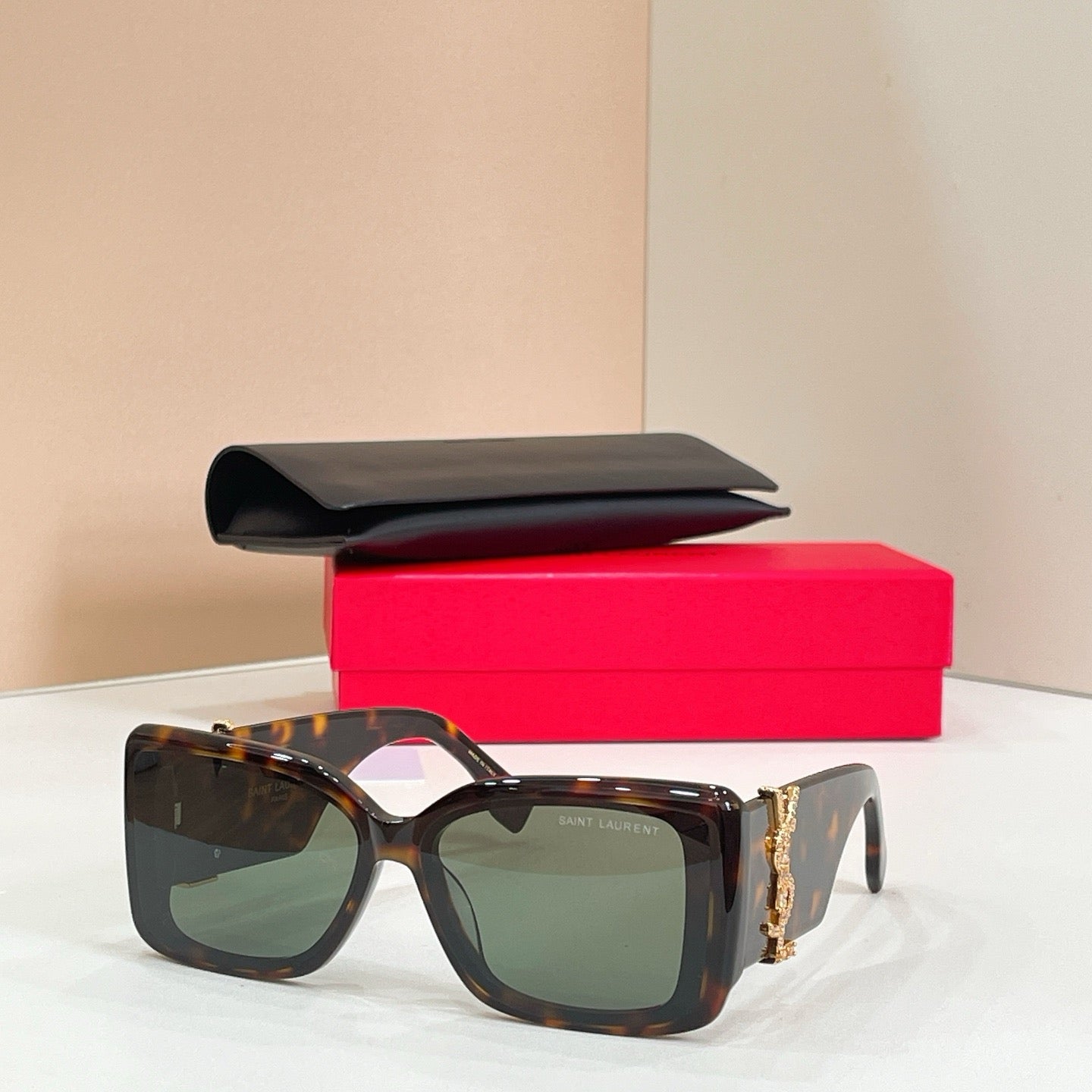 Mehrfarbige Sonnenbrille