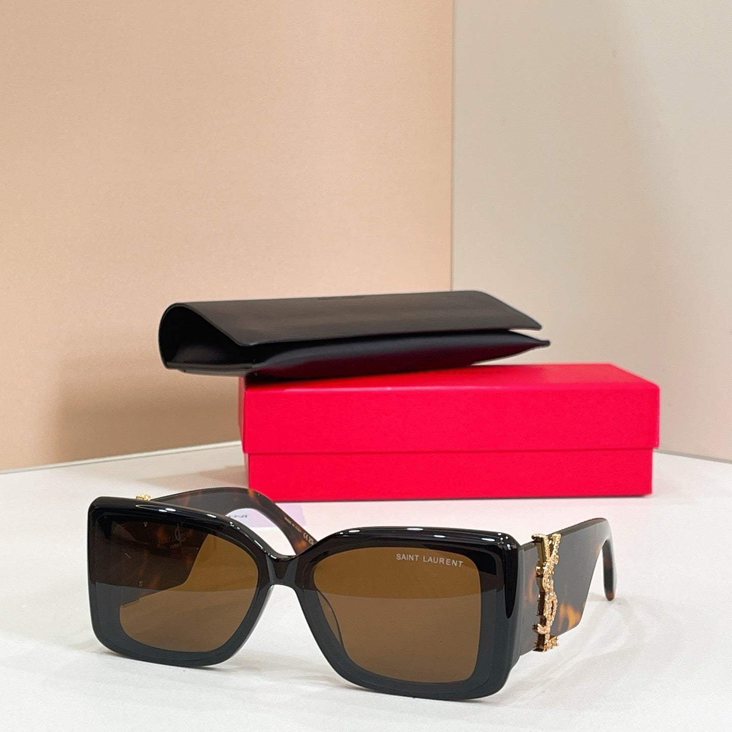 Mehrfarbige Sonnenbrille