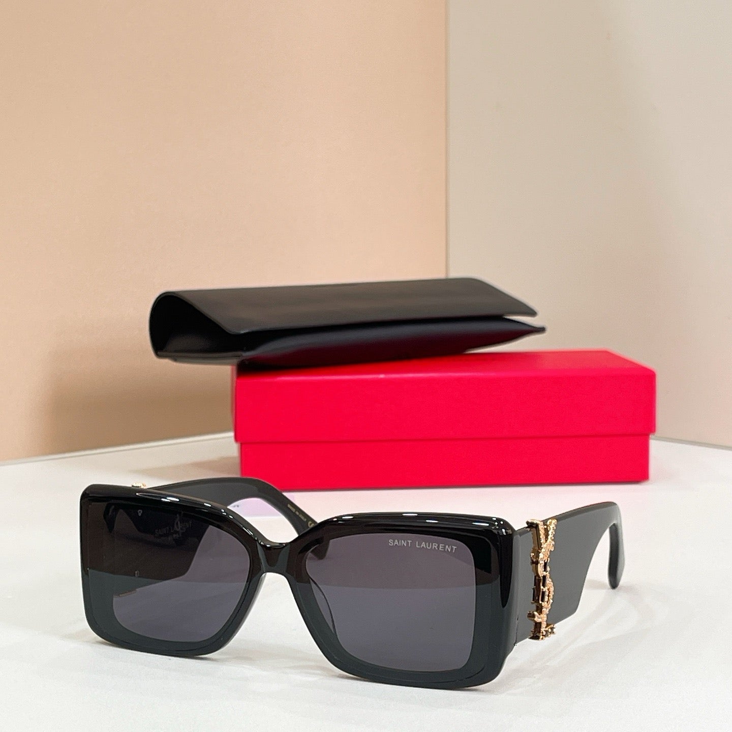 Mehrfarbige Sonnenbrille