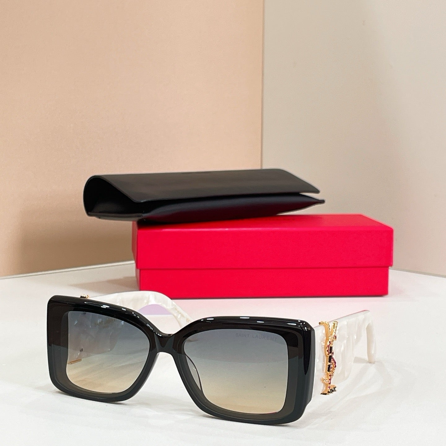 Mehrfarbige Sonnenbrille